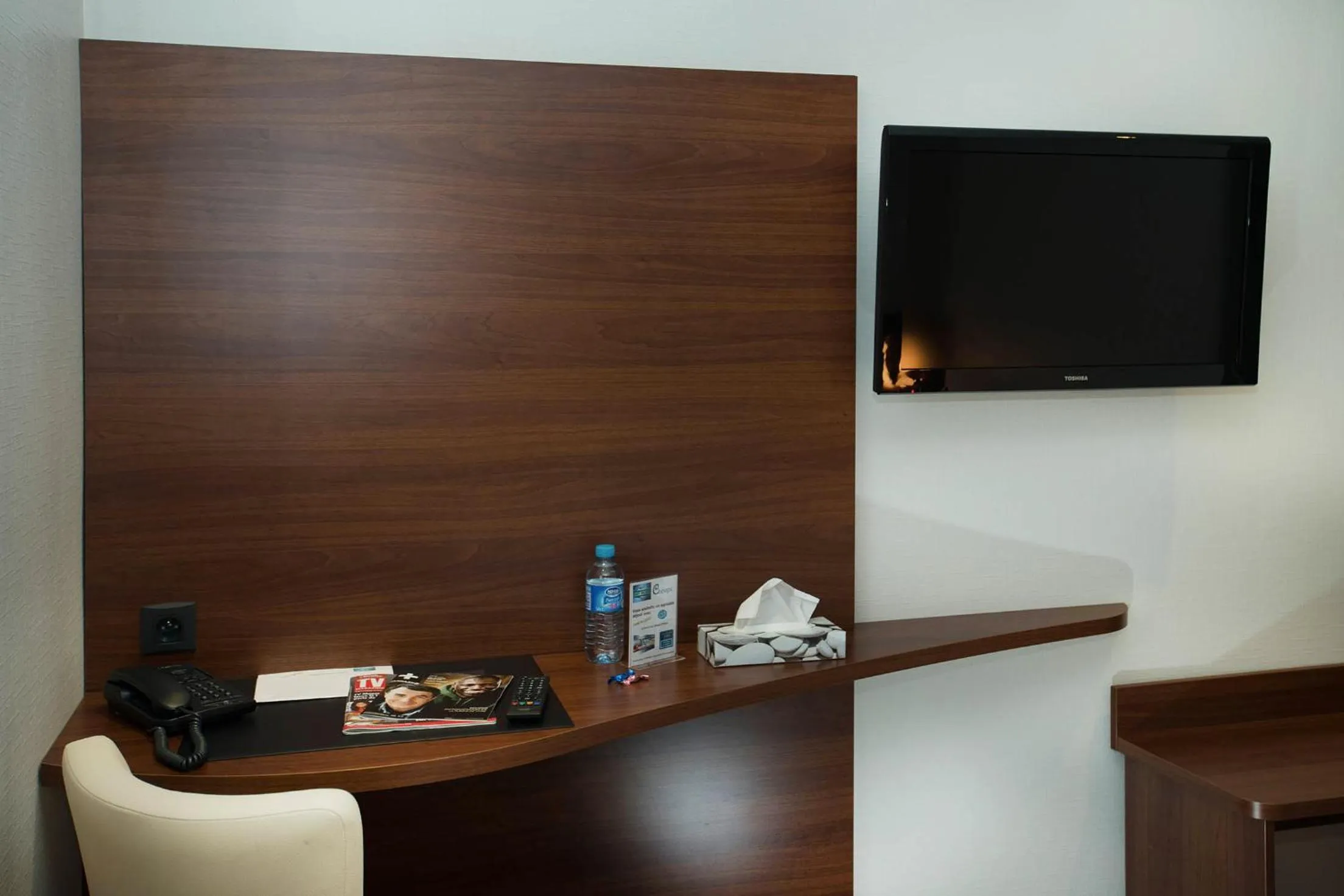 Bedroom in Brit Hotel Tours Sud – Le Cheops