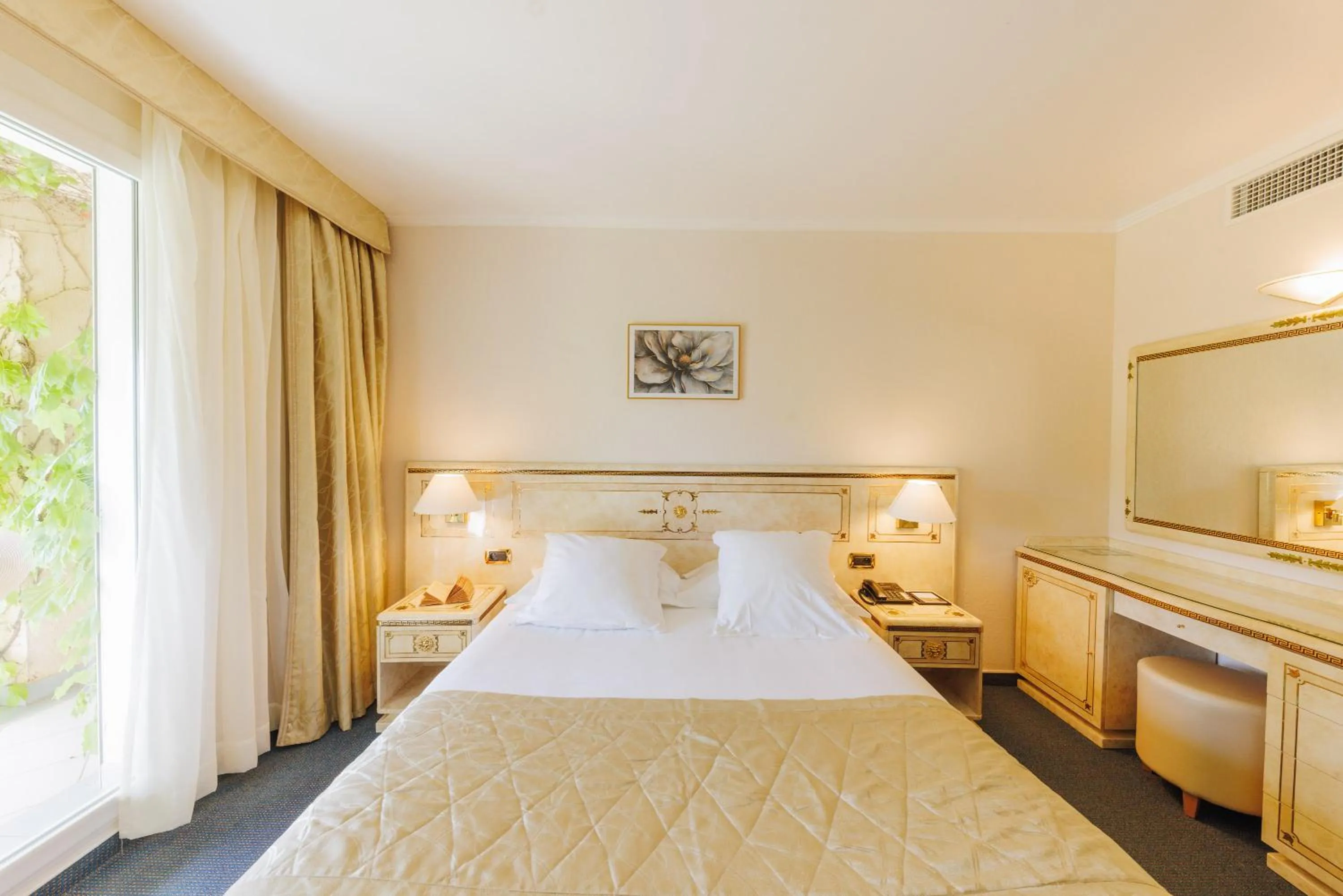 Bedroom, Bed in Hotel Corsica & Spa Serena