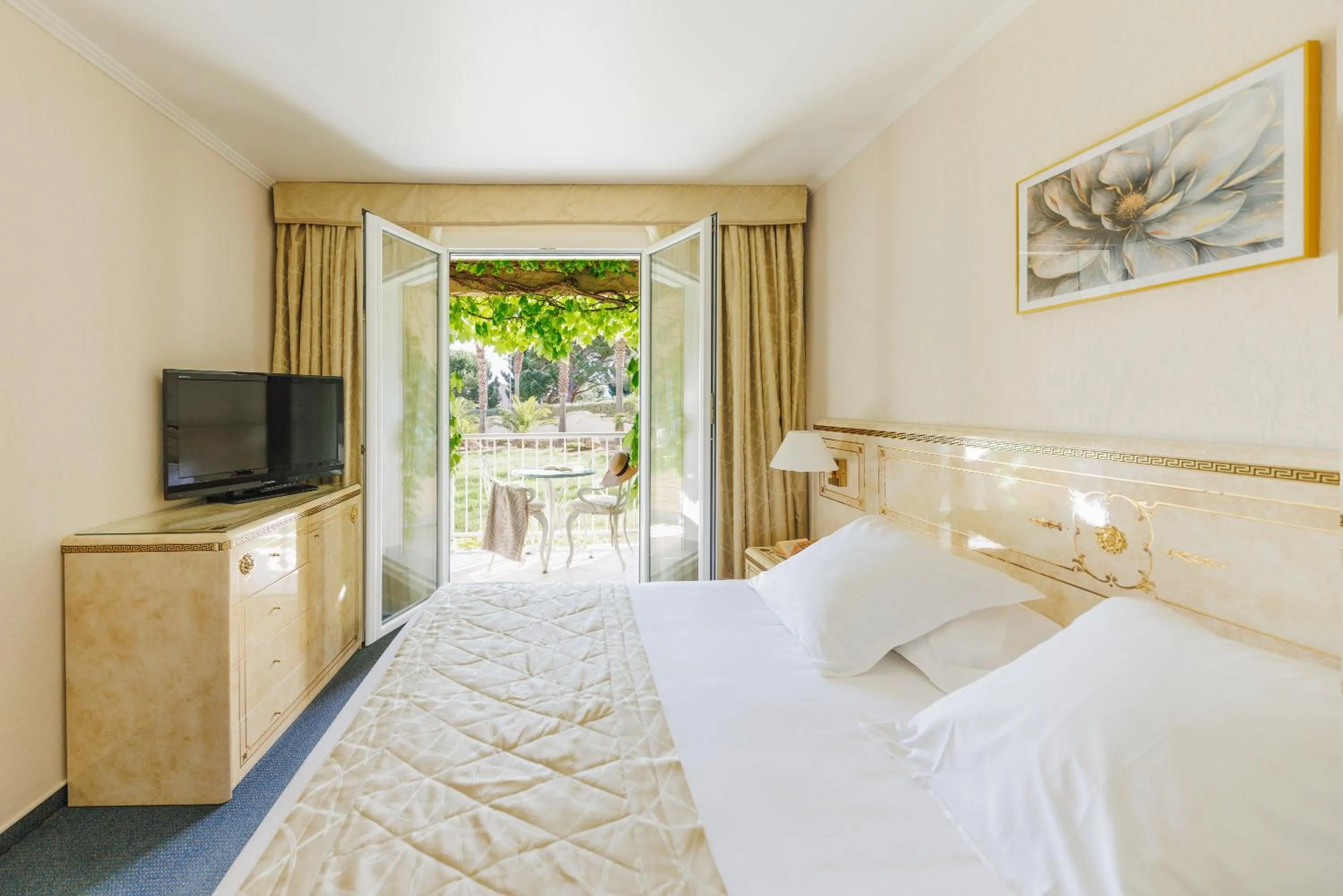 Bedroom, Bed in Hotel Corsica & Spa Serena