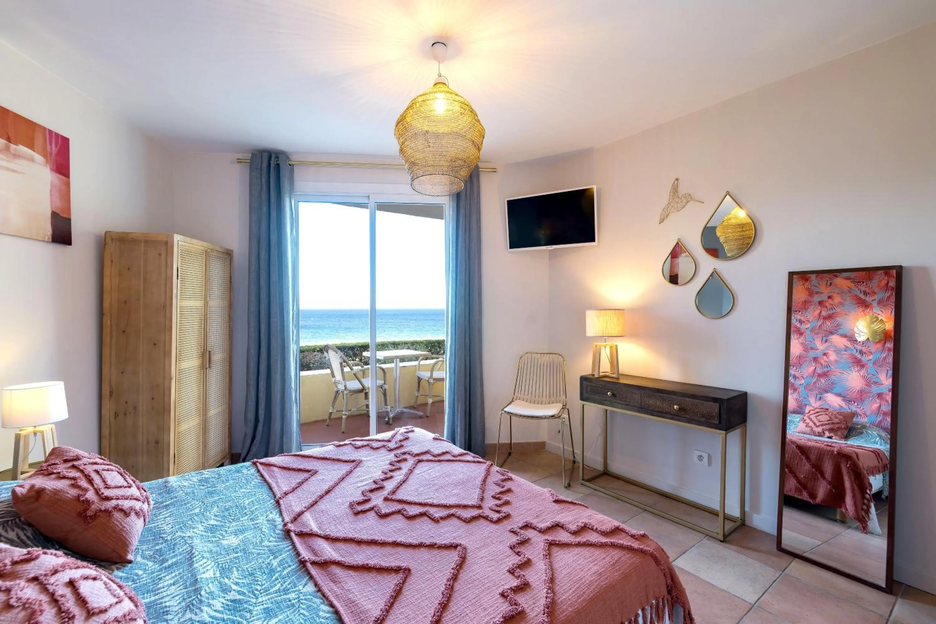 Bed in "Cap Riviera" Hotel & Restaurant Saint Aygulf