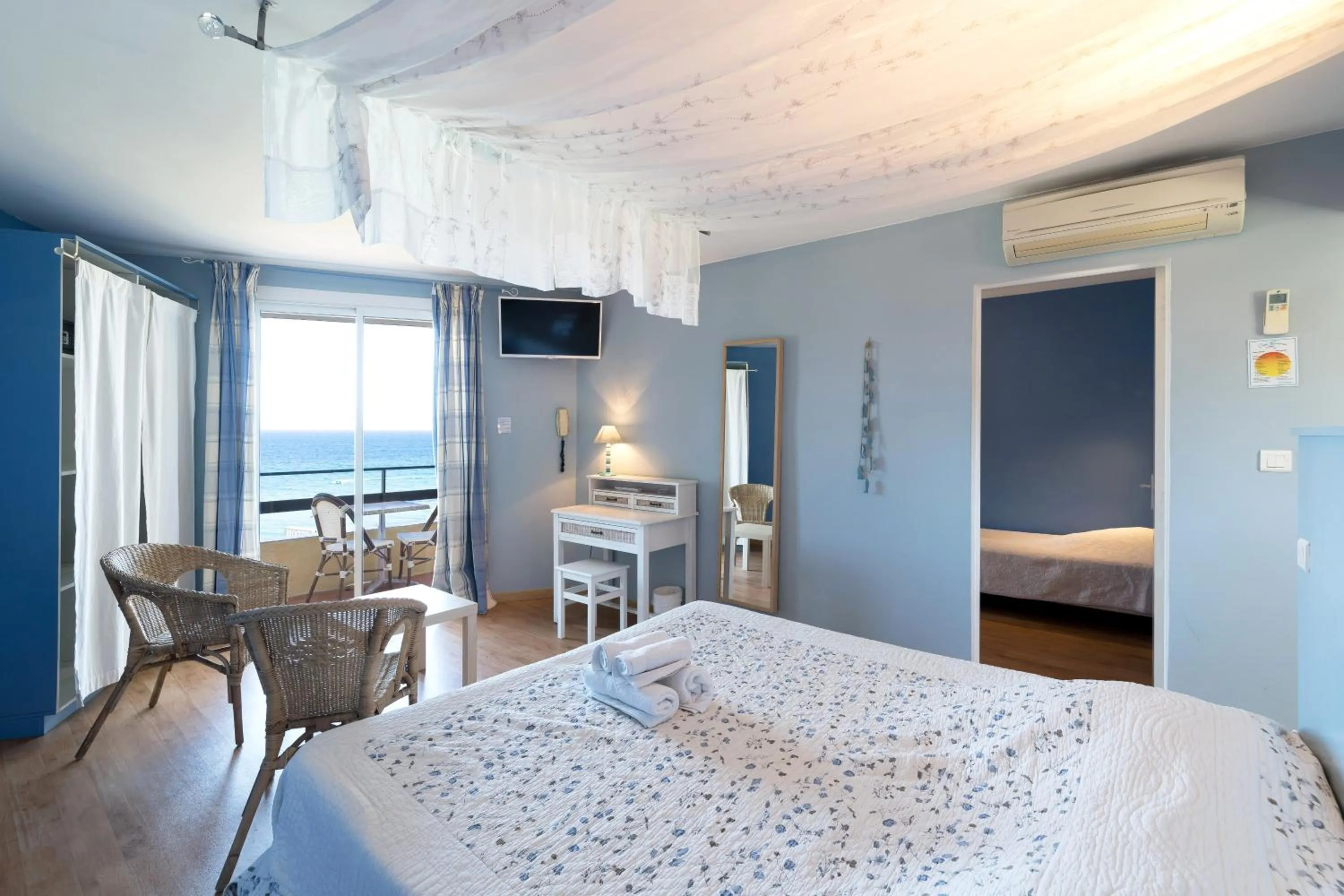 Bed in "Cap Riviera" Hotel & Restaurant Saint Aygulf