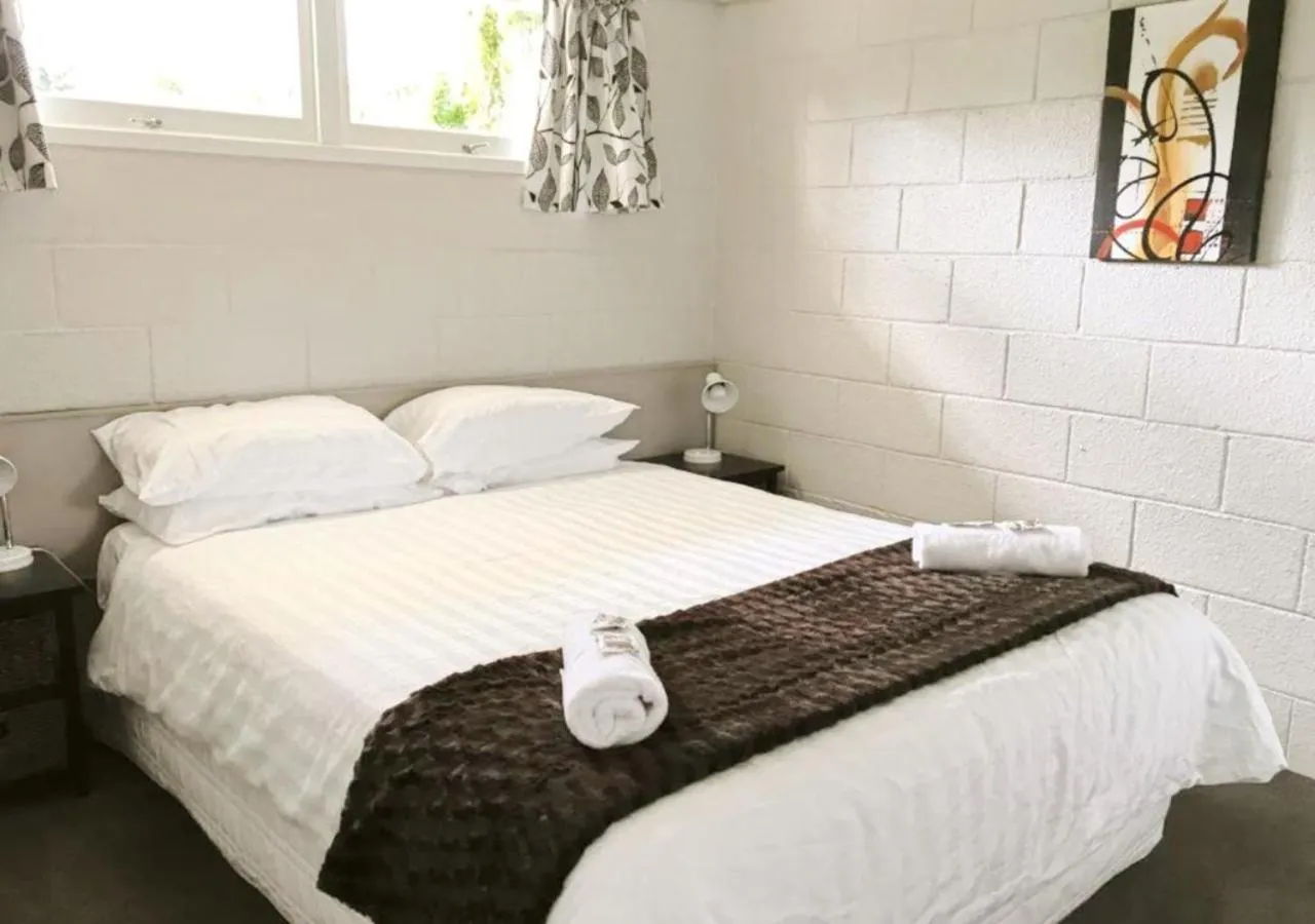 Bed in Sapphire Springs Holiday Park and Thermal Pools