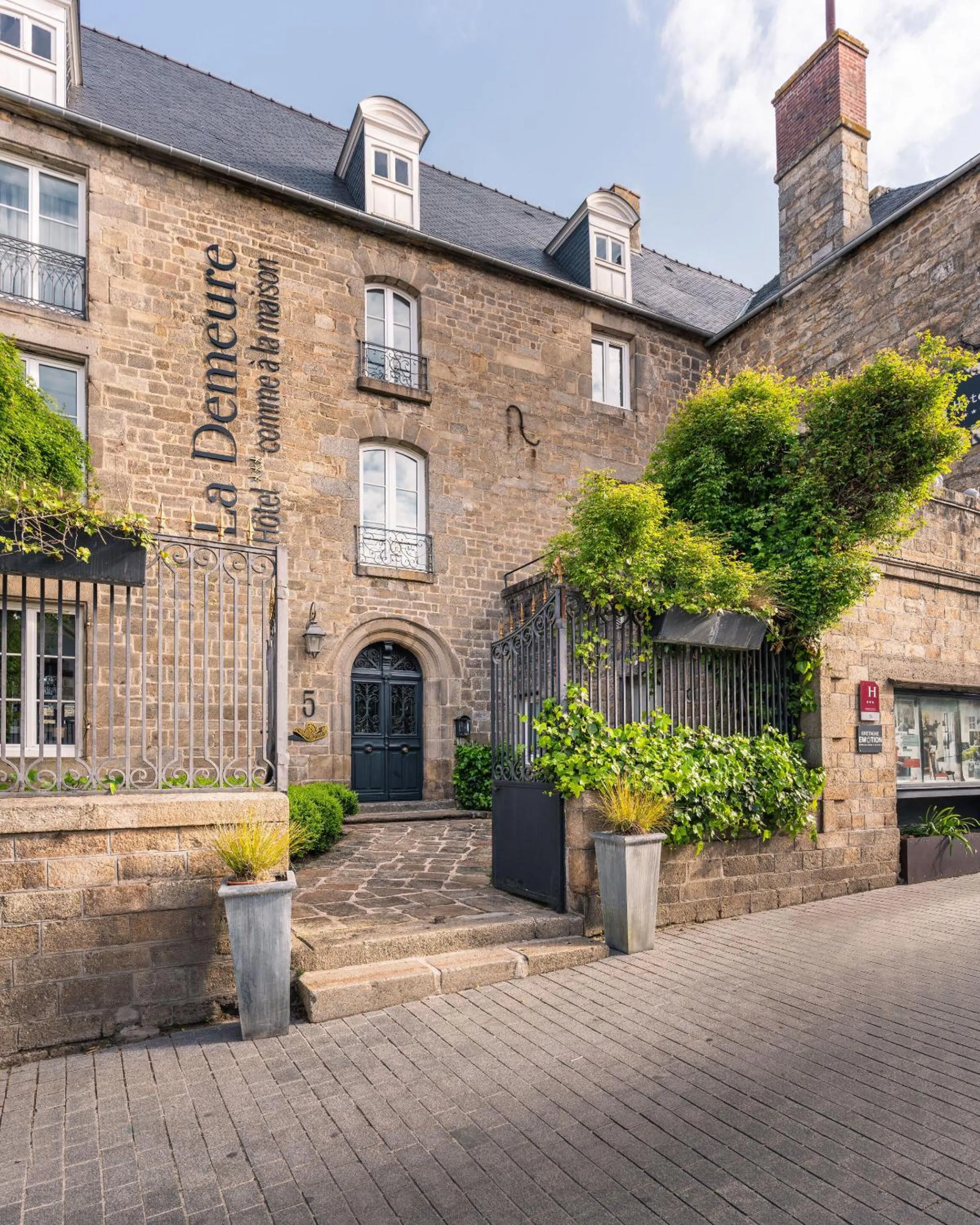 Property building in La Demeure