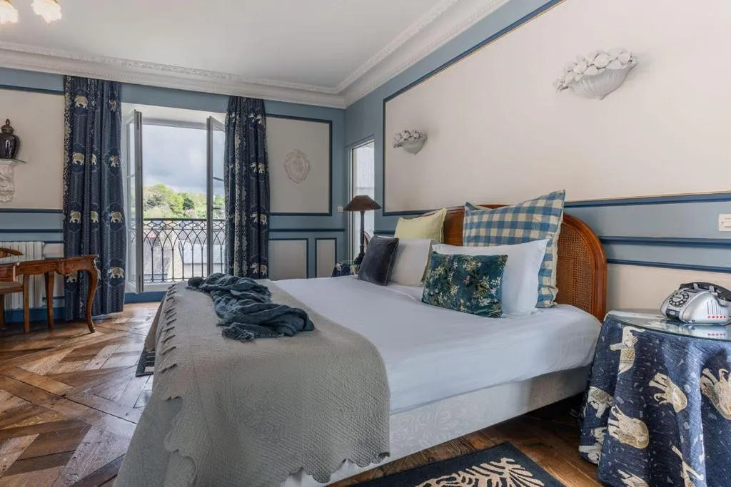 Photo of the whole room, Bed in La Demeure