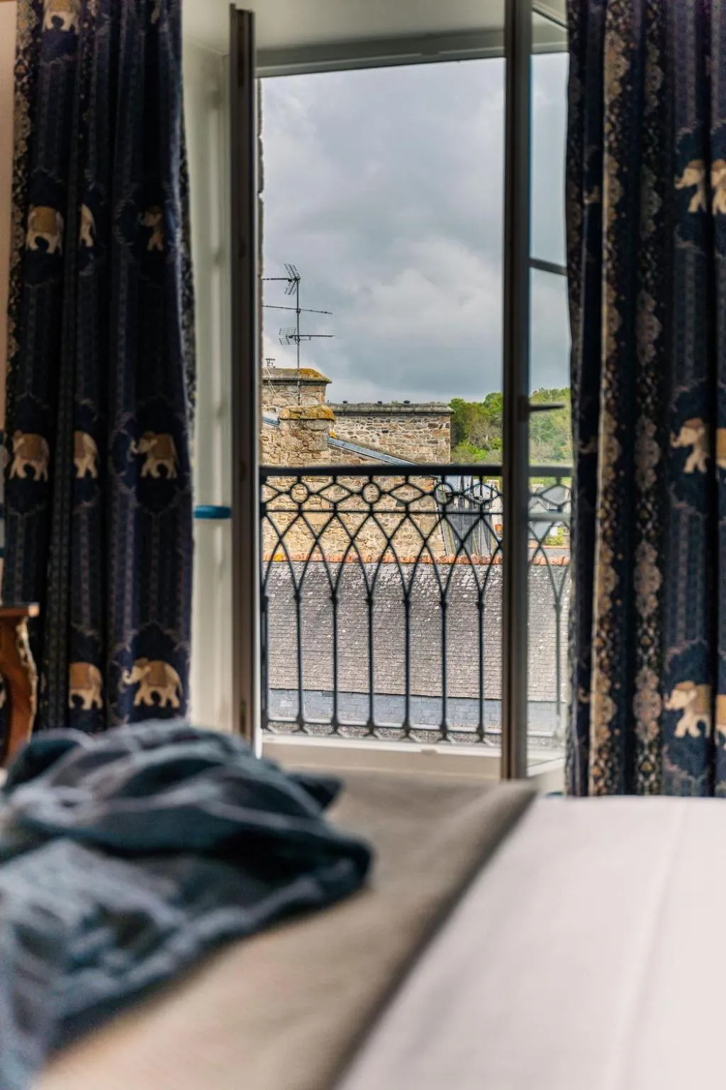 Bedroom, Bed in La Demeure