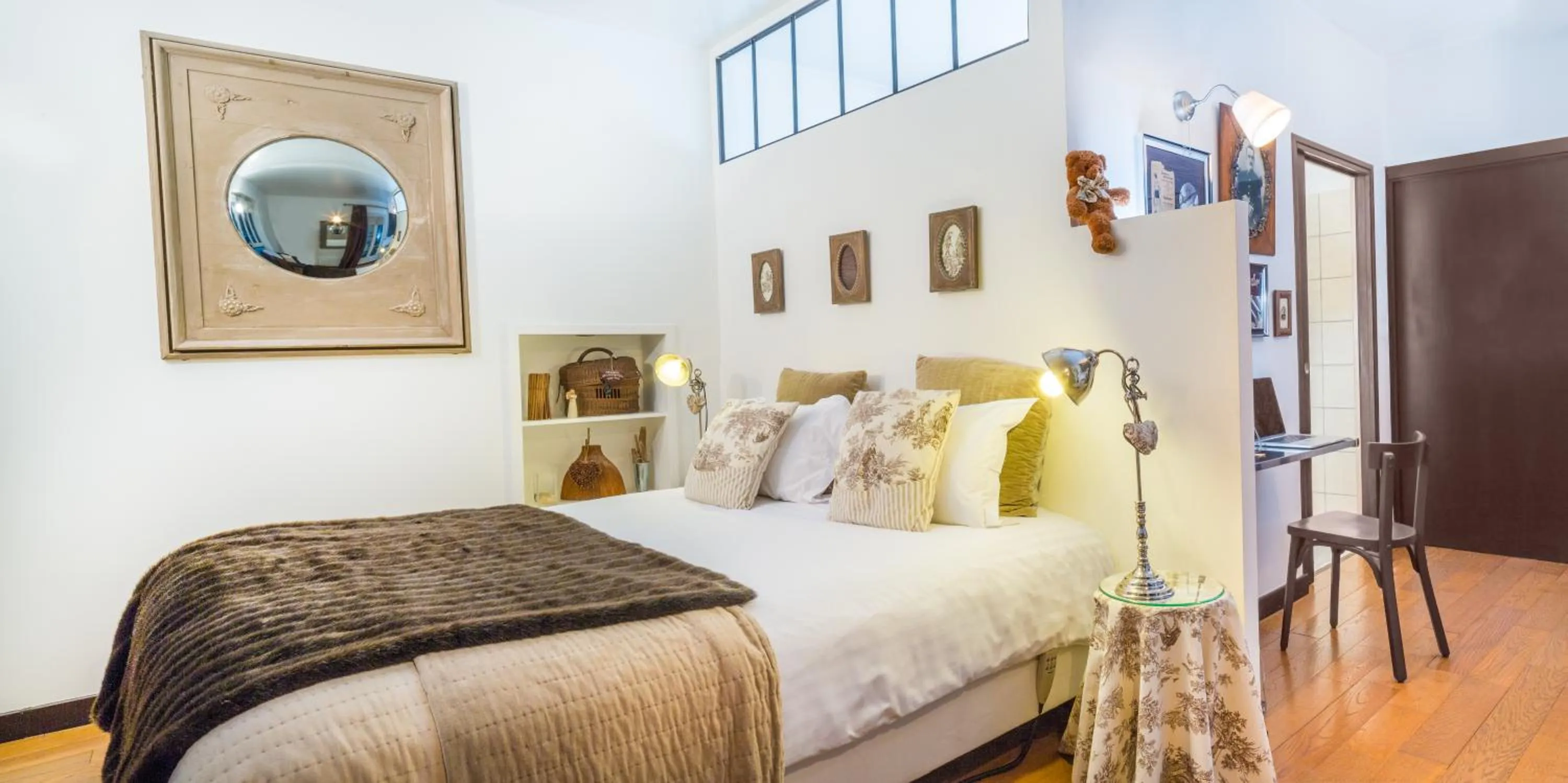 Bedroom, Bed in La Demeure