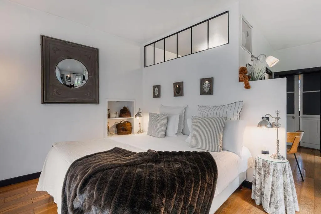 Photo of the whole room, Bed in La Demeure