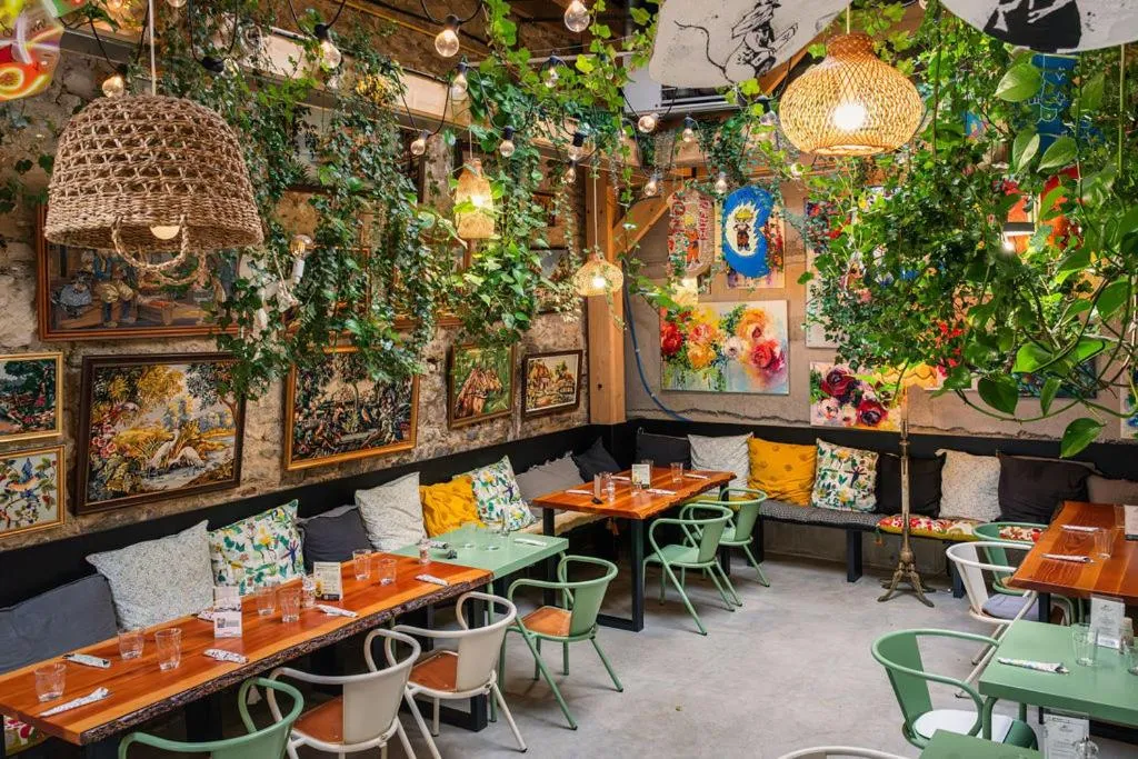 Restaurant/places to eat in La Demeure