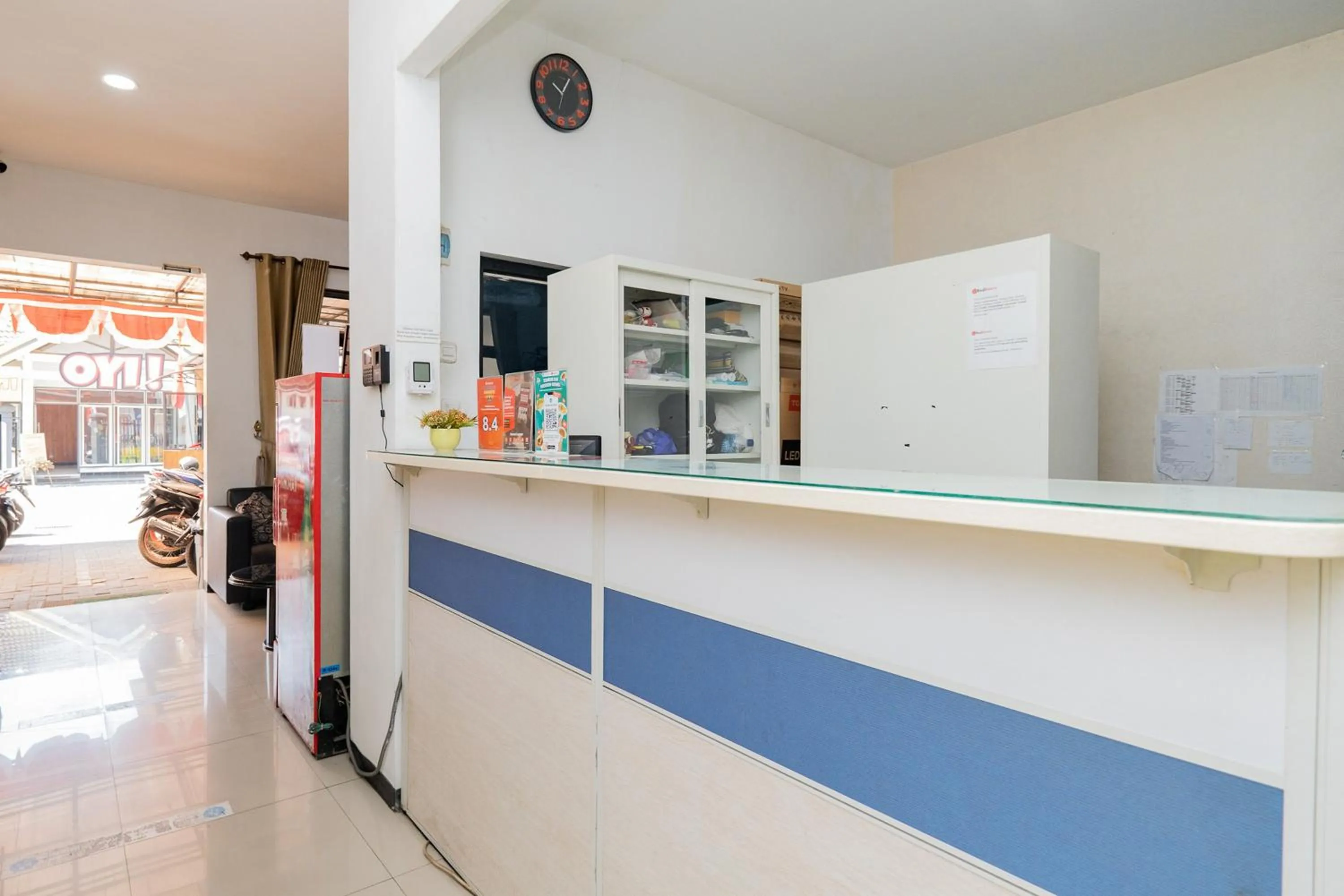 Lobby or reception in RedDoorz near Taman Krida Budaya Malang