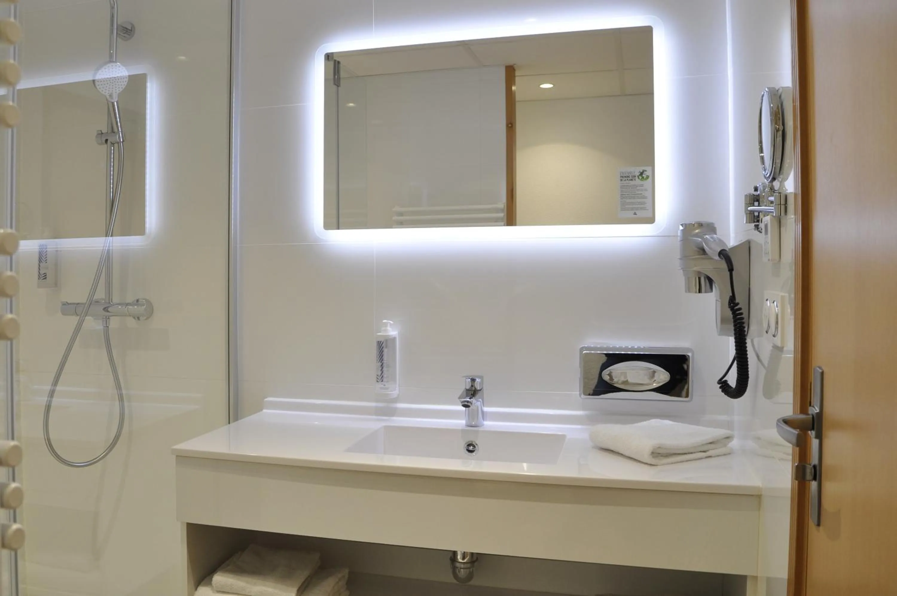 Bathroom in Westotel Nantes Atlantique