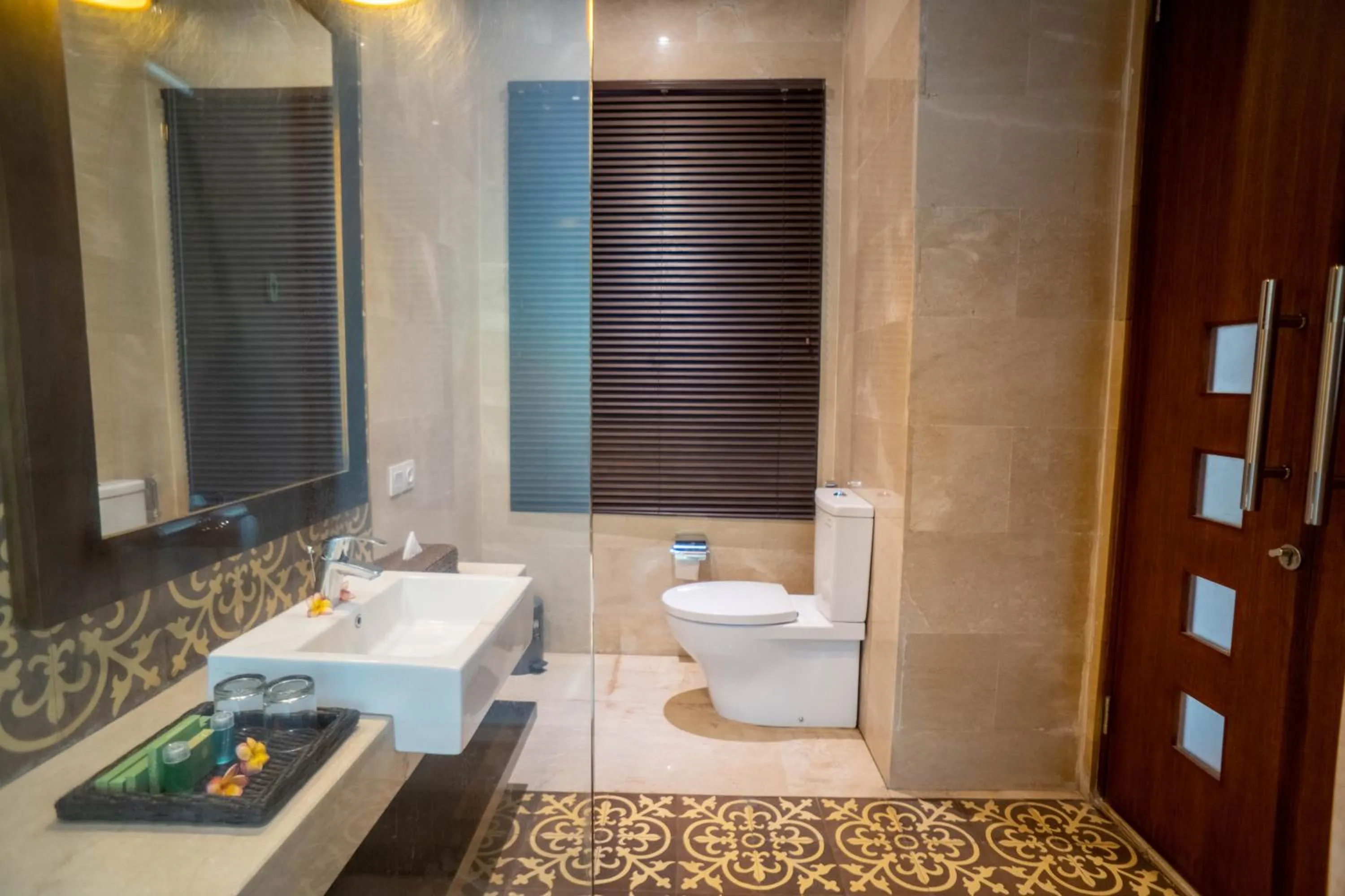 Shower in djabu Echo Beach Hotel