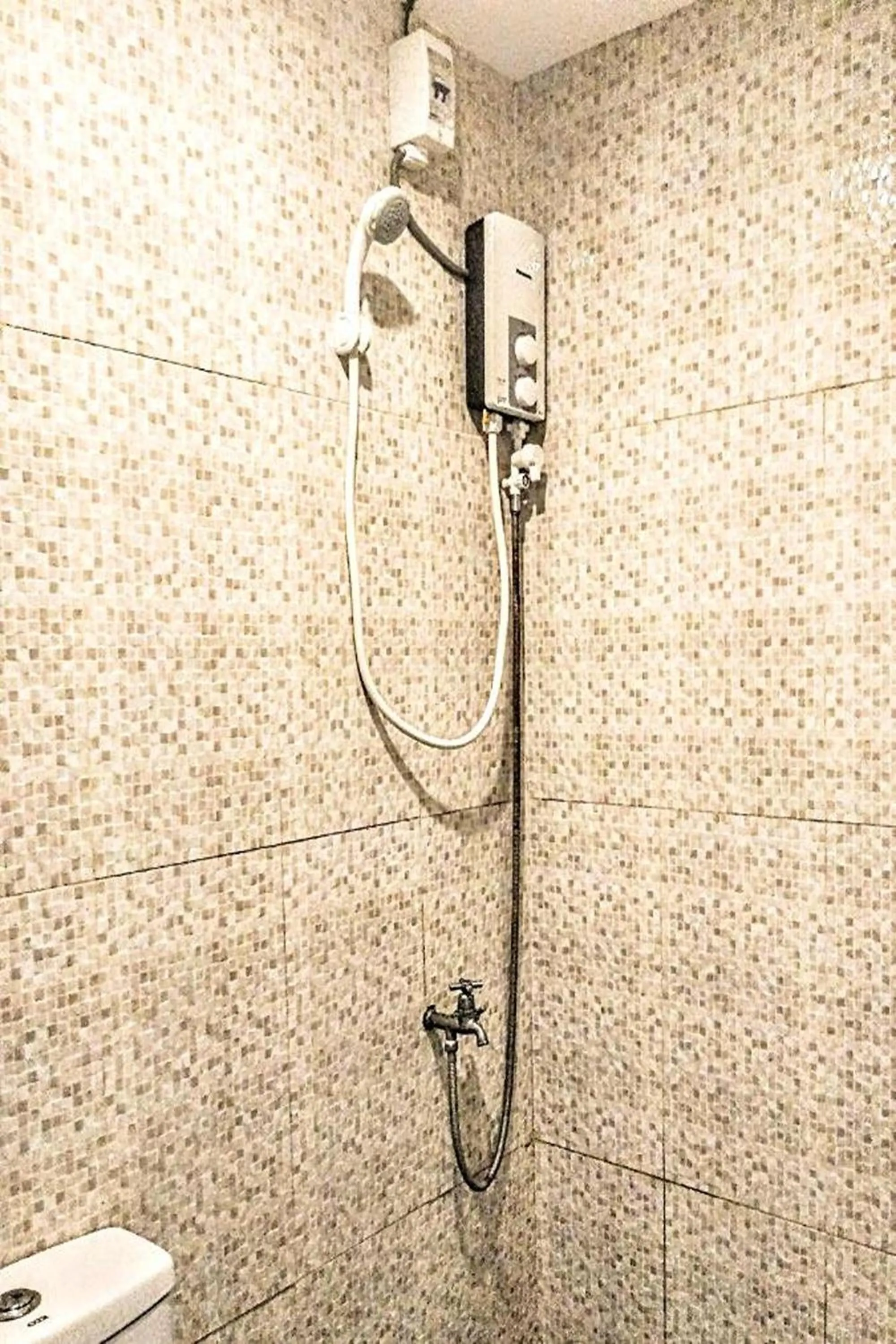 Shower in Hometel Barrio House Mactan