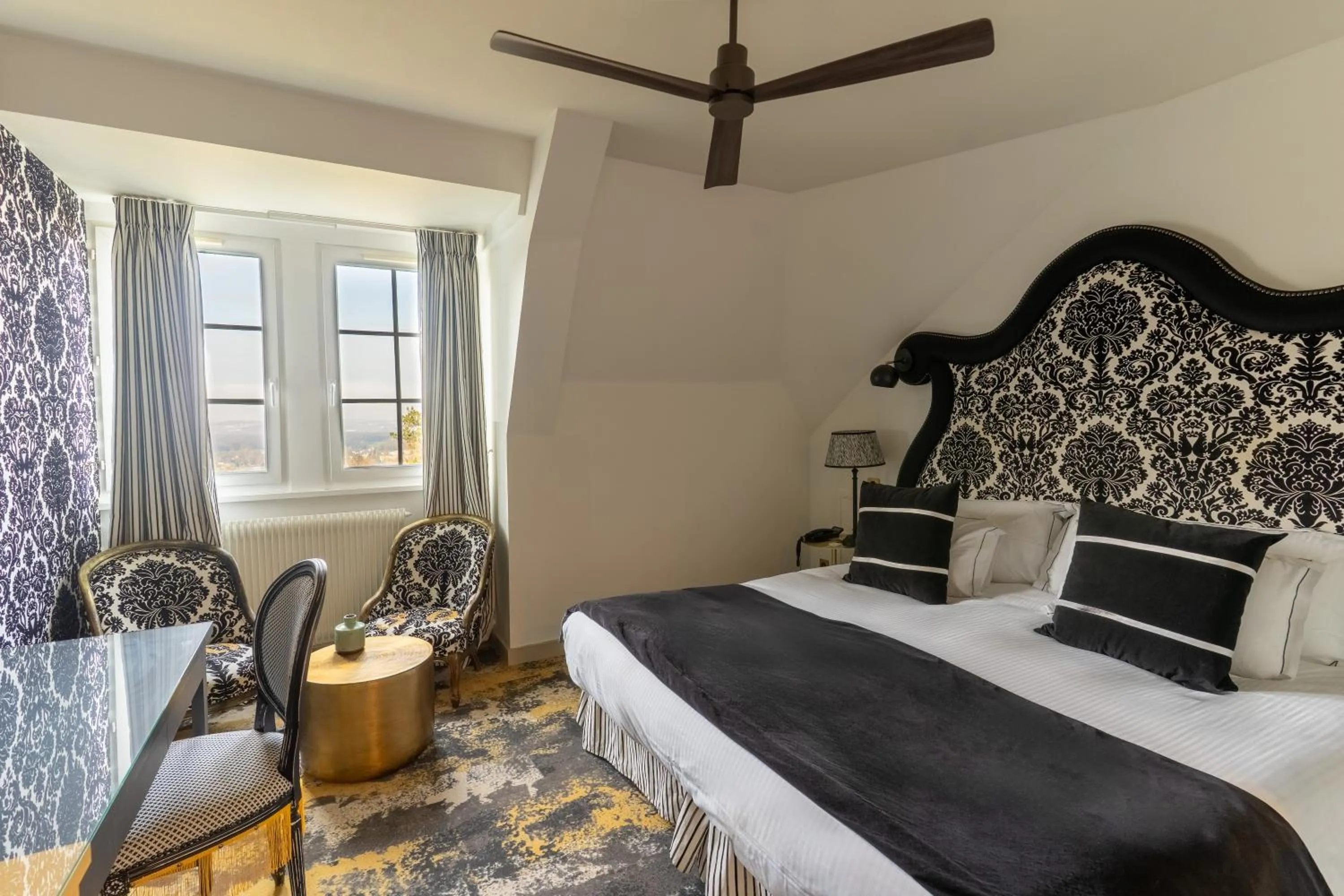 Bedroom, Bed in Château Jeanne & The Forest - Château de Montvillargenne