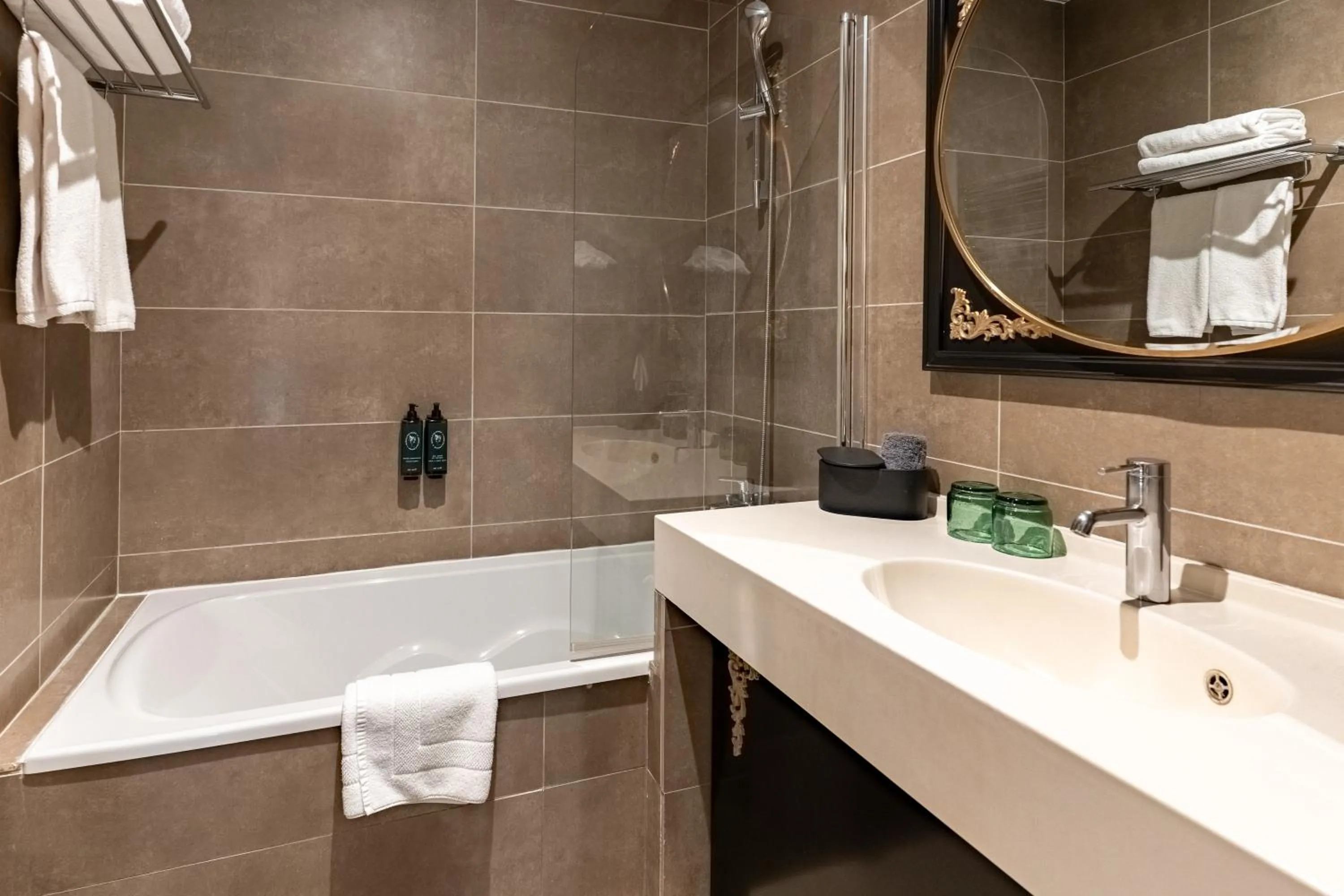 Bathroom in Château Jeanne & The Forest - Château de Montvillargenne