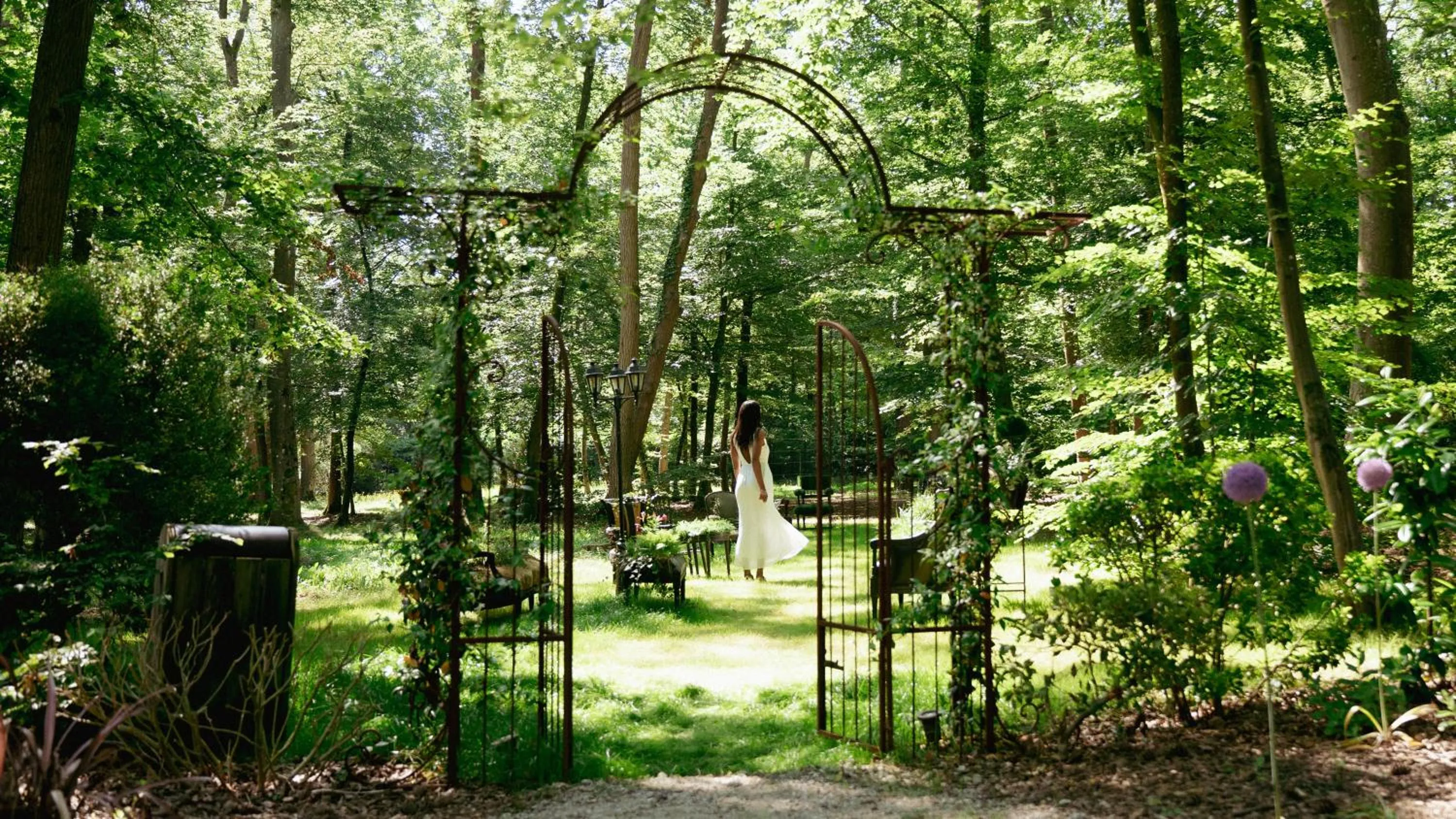 Garden in Château Jeanne & The Forest - Château de Montvillargenne