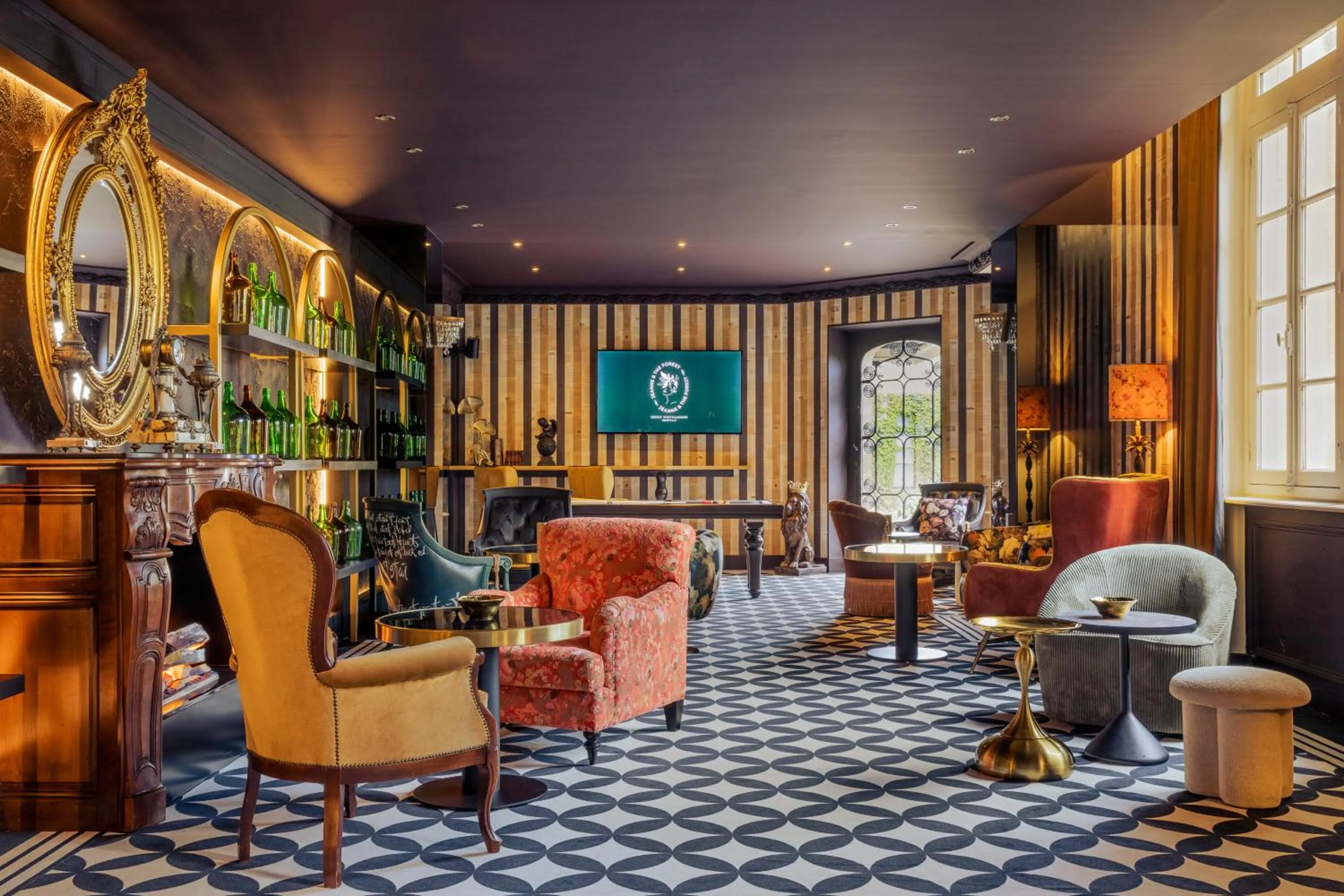 Lounge or bar in Château Jeanne & The Forest - Château de Montvillargenne