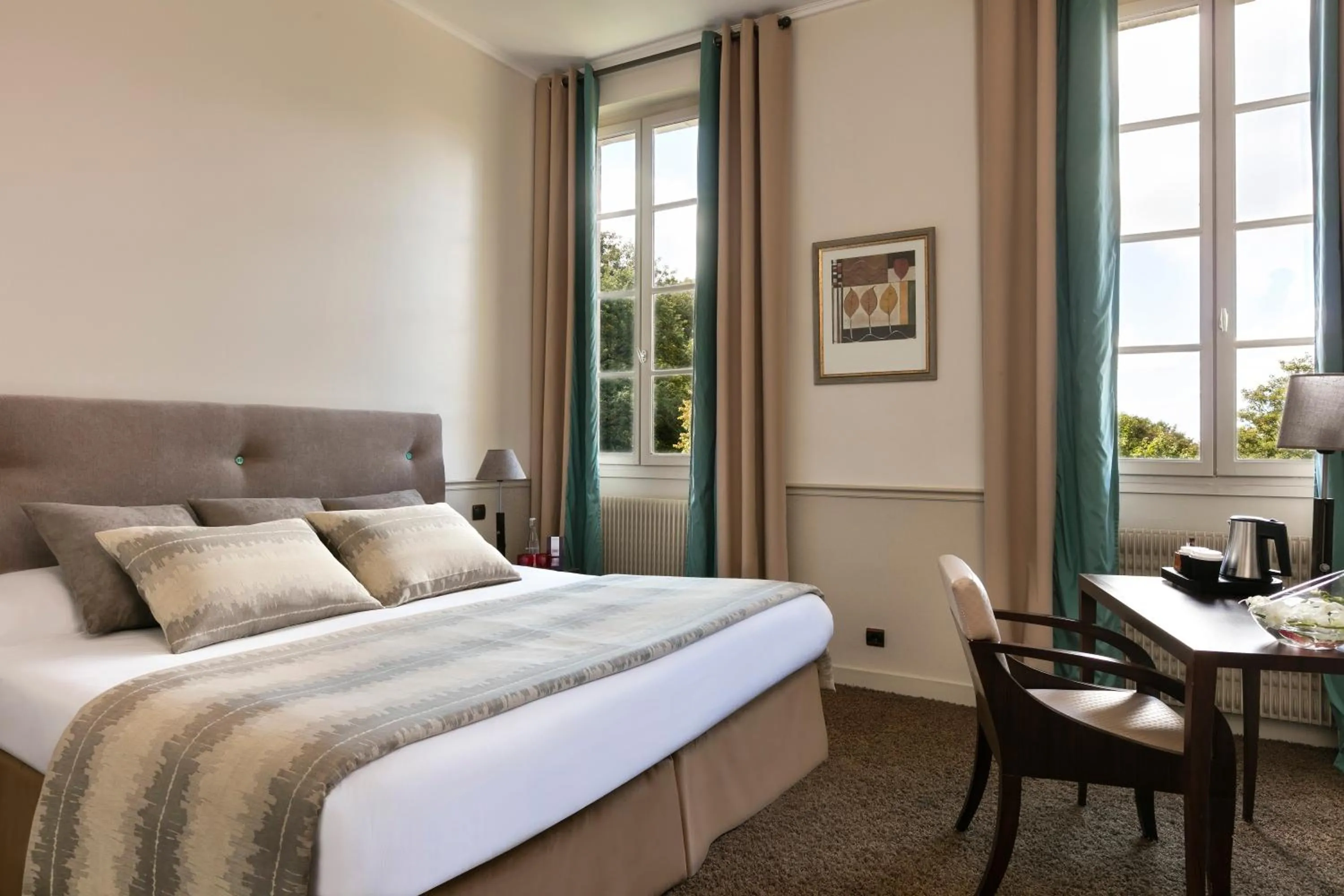 Photo of the whole room, Bed in Château Jeanne & The Forest - Château de Montvillargenne