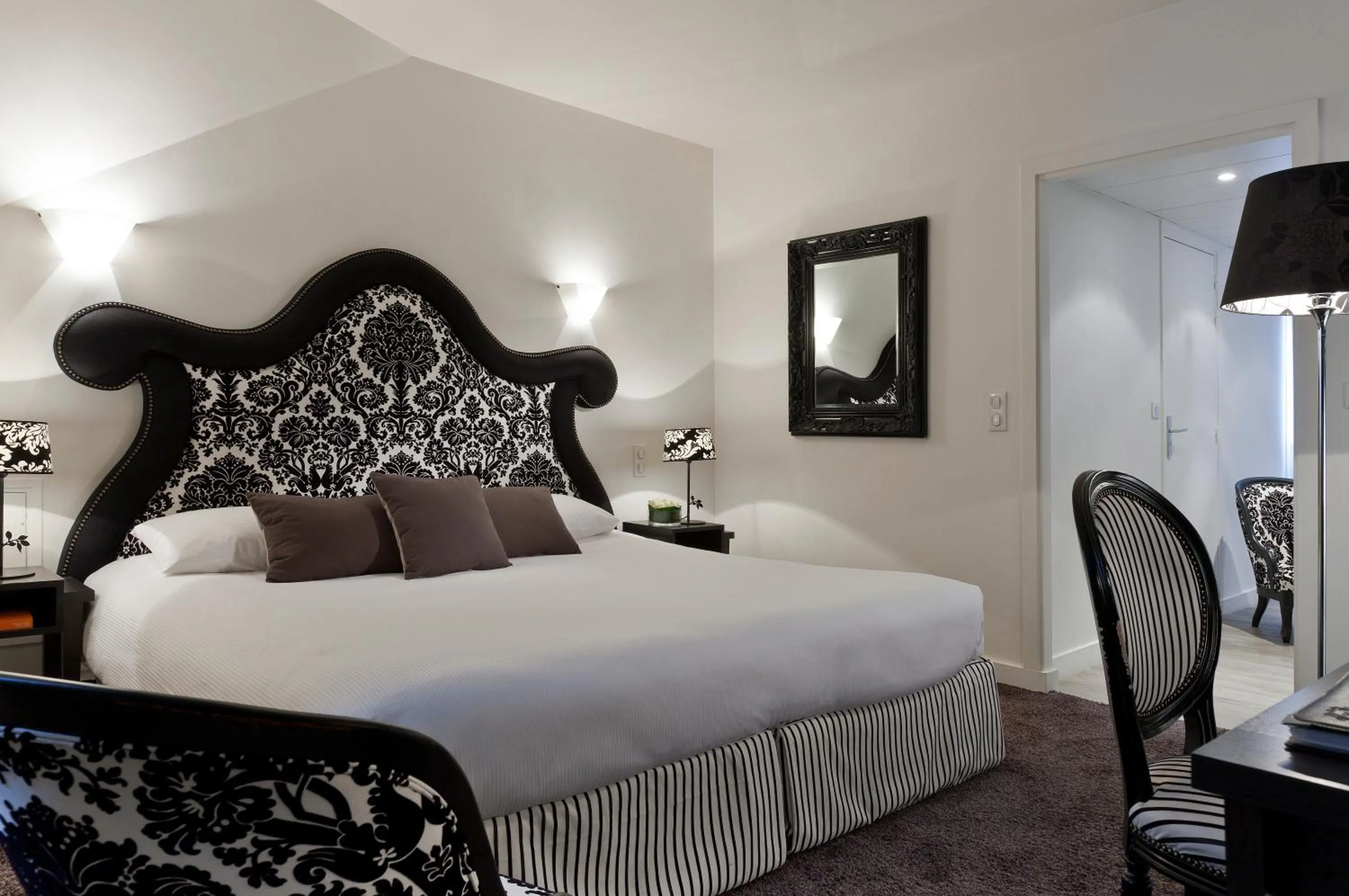 Bed in Château Jeanne & The Forest - Château de Montvillargenne