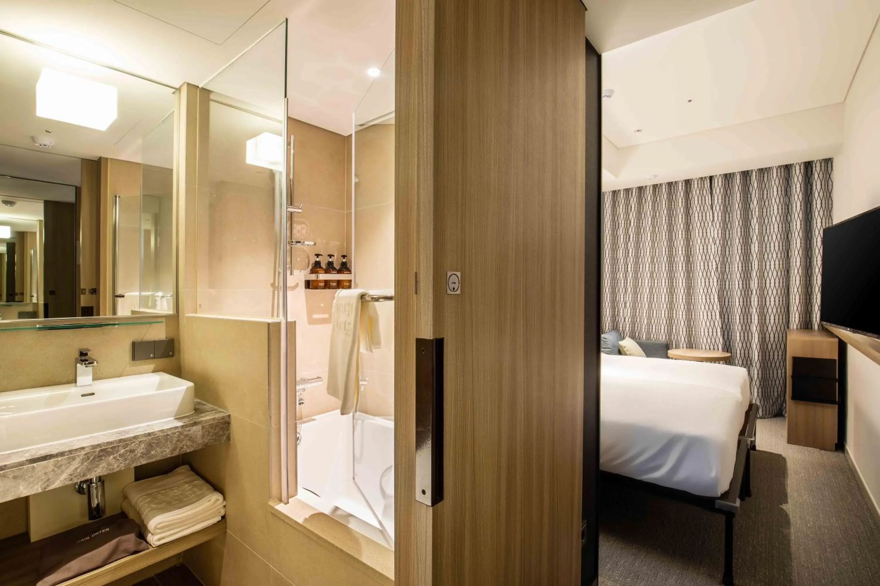 Photo of the whole room, Bed in Sotetsu Fresa Inn Seoul Myeong-dong