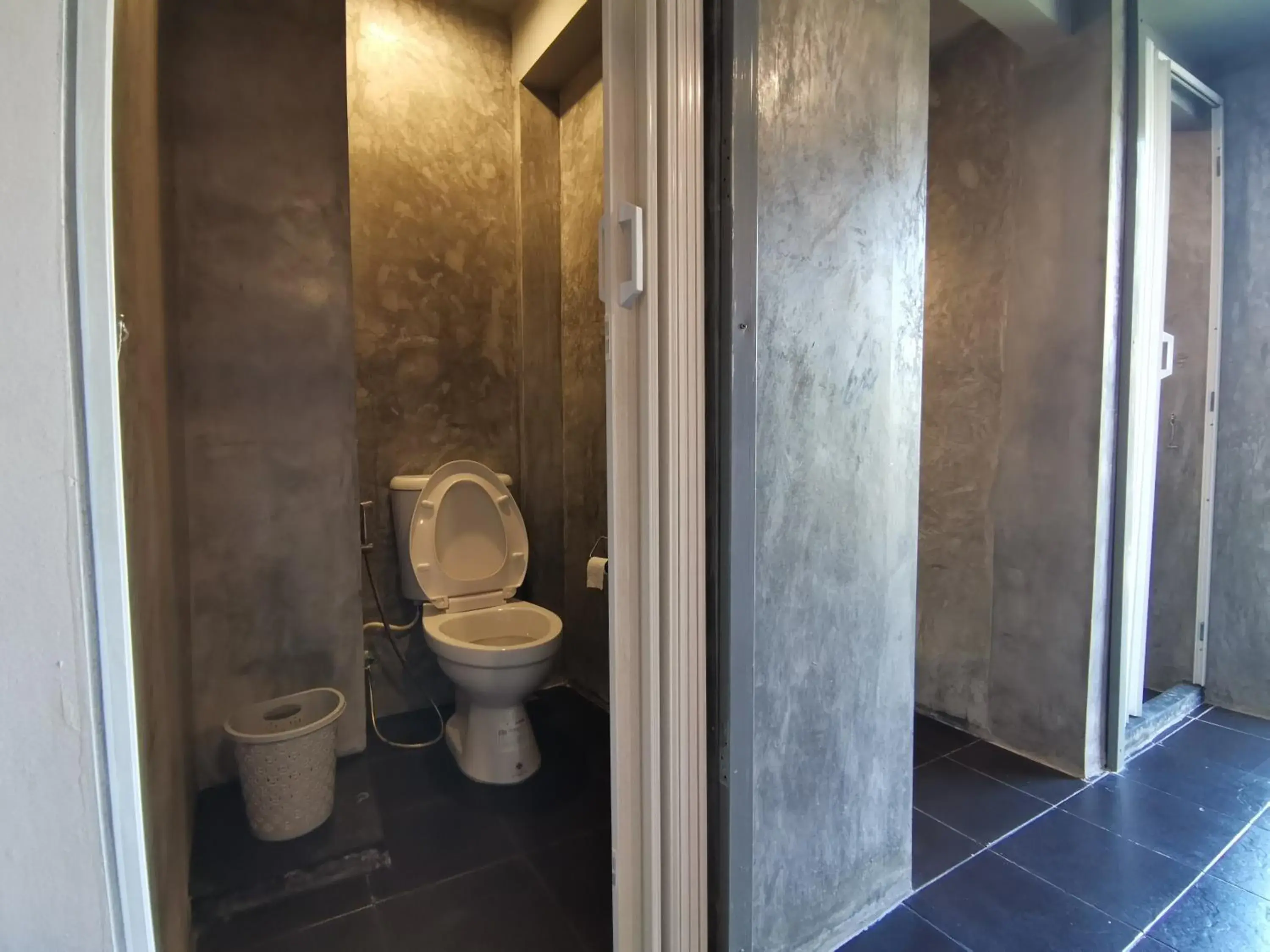 Standard 6 Bed Private shared Bathroom in 8 SLEEPER STREET Guesthouse Standard 6 Bed Private shared Bathroom in 8 SLEEPER STREET Guesthouse