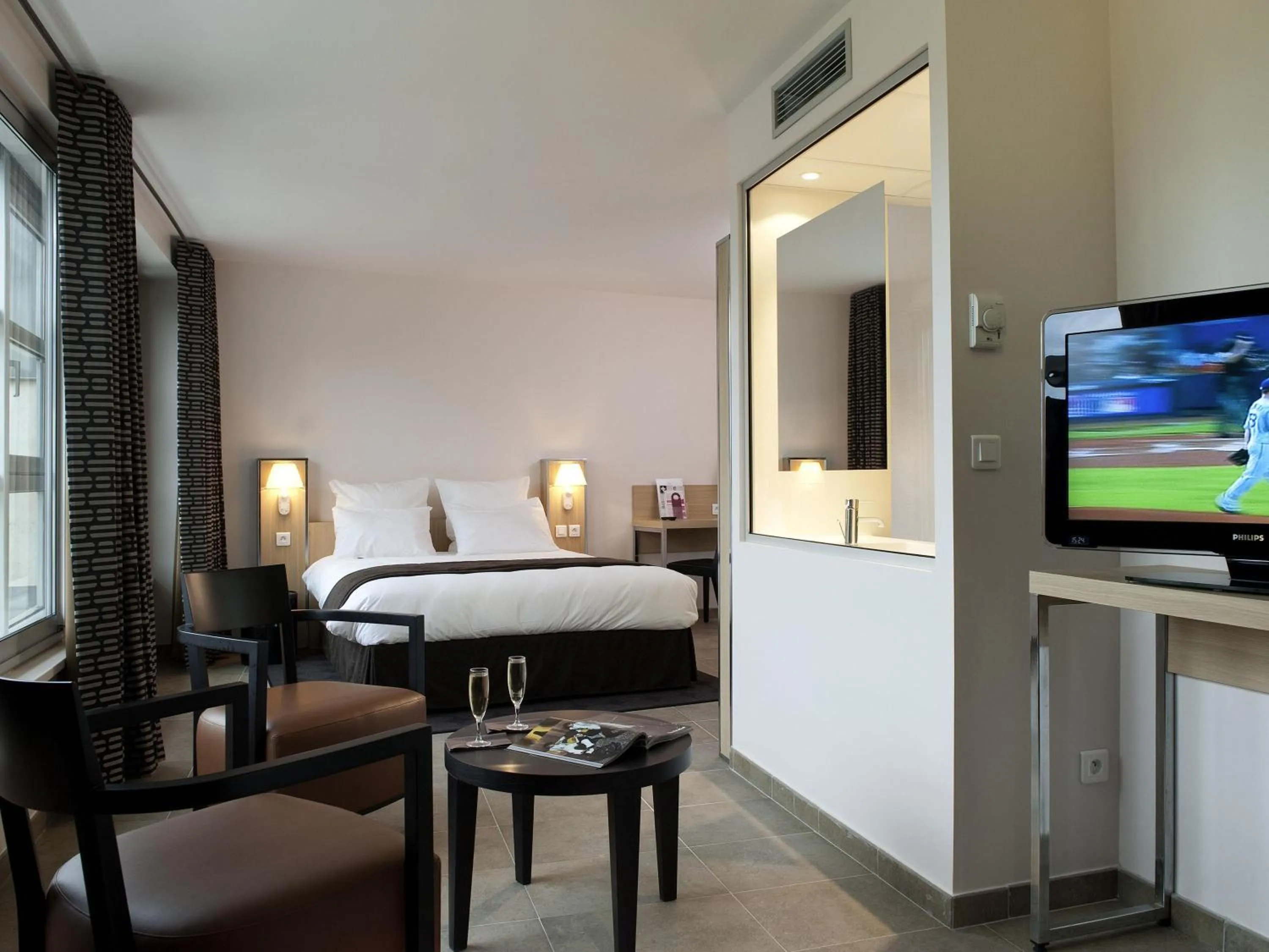 Bedroom, Bed in Hôtel Mercure Thionville Centre Porte du Luxembourg