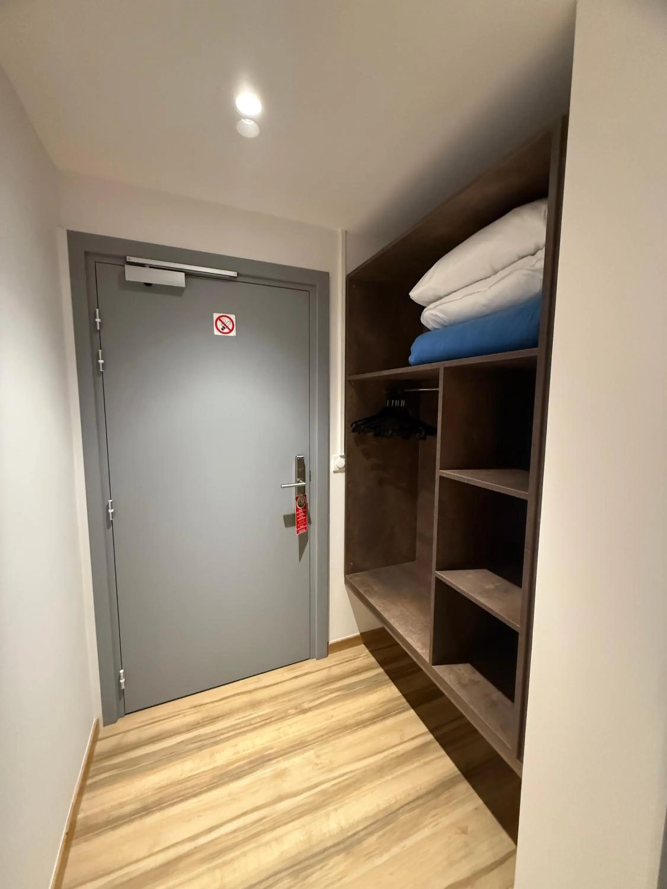 wardrobe in Hotel Strasbourg - Montagne Verte & Restaurant Louisiane