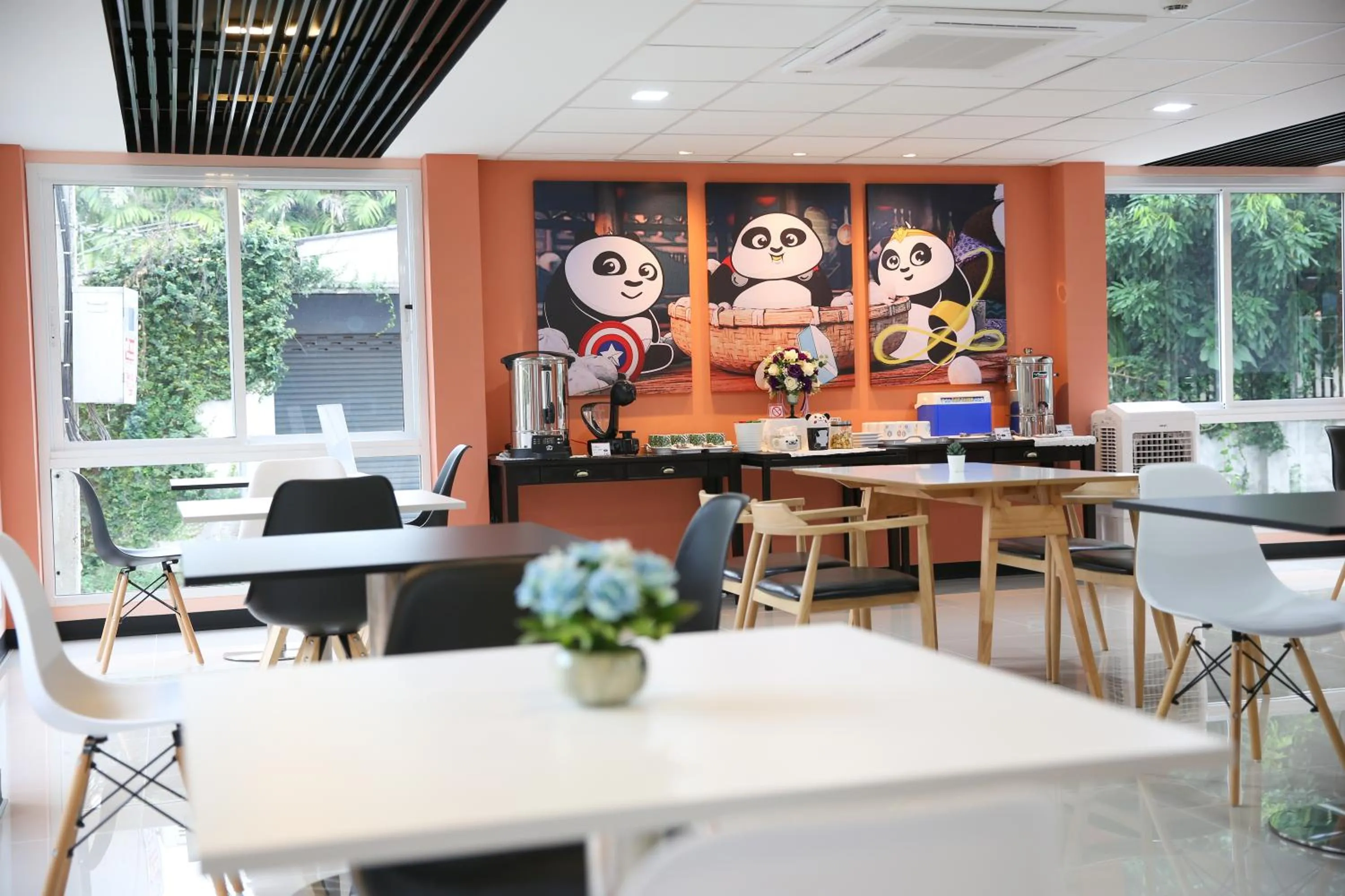 Restaurant/places to eat in Lucky panda Hotel
