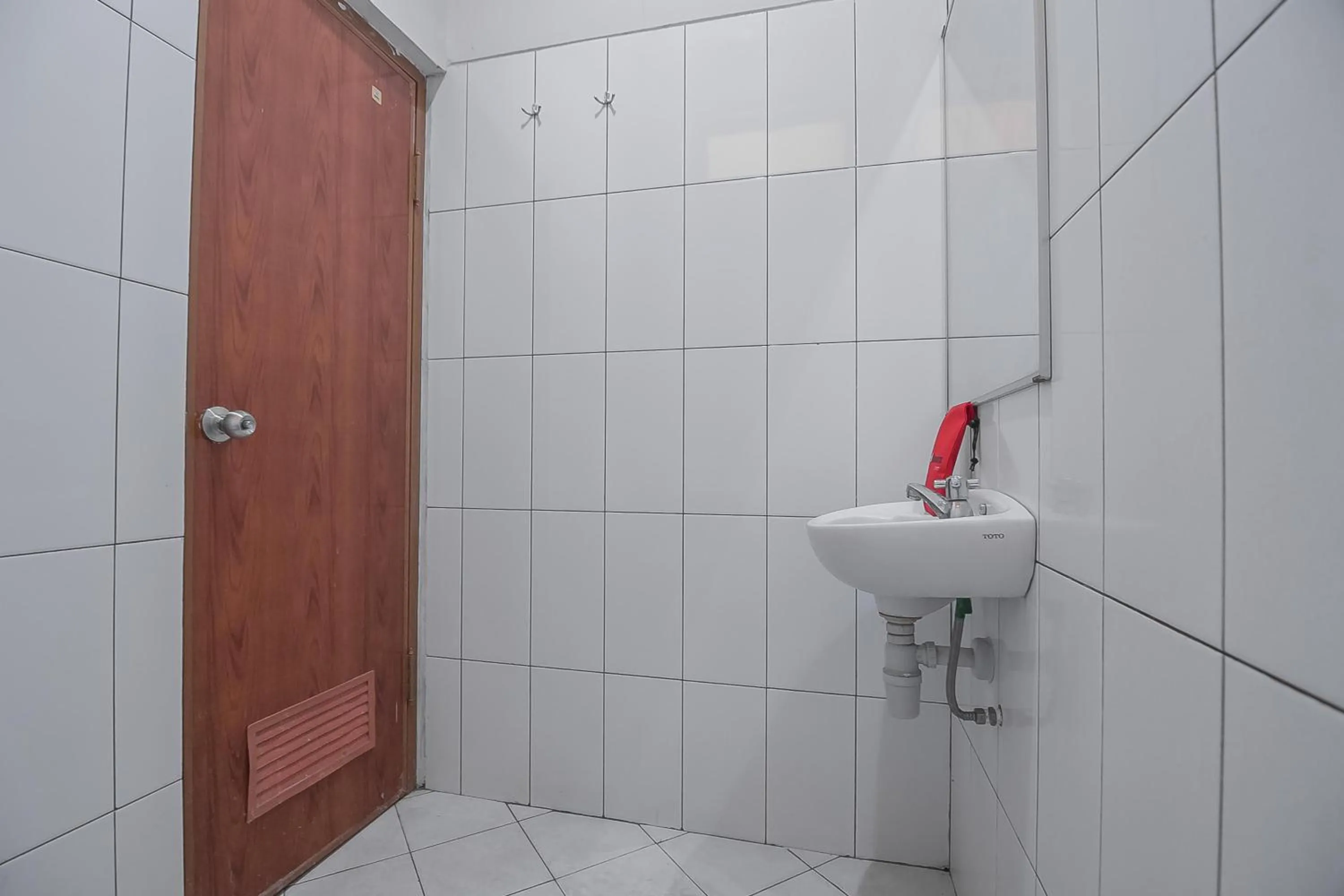 Toilet in RedDoorz @ Maribaya Street 2