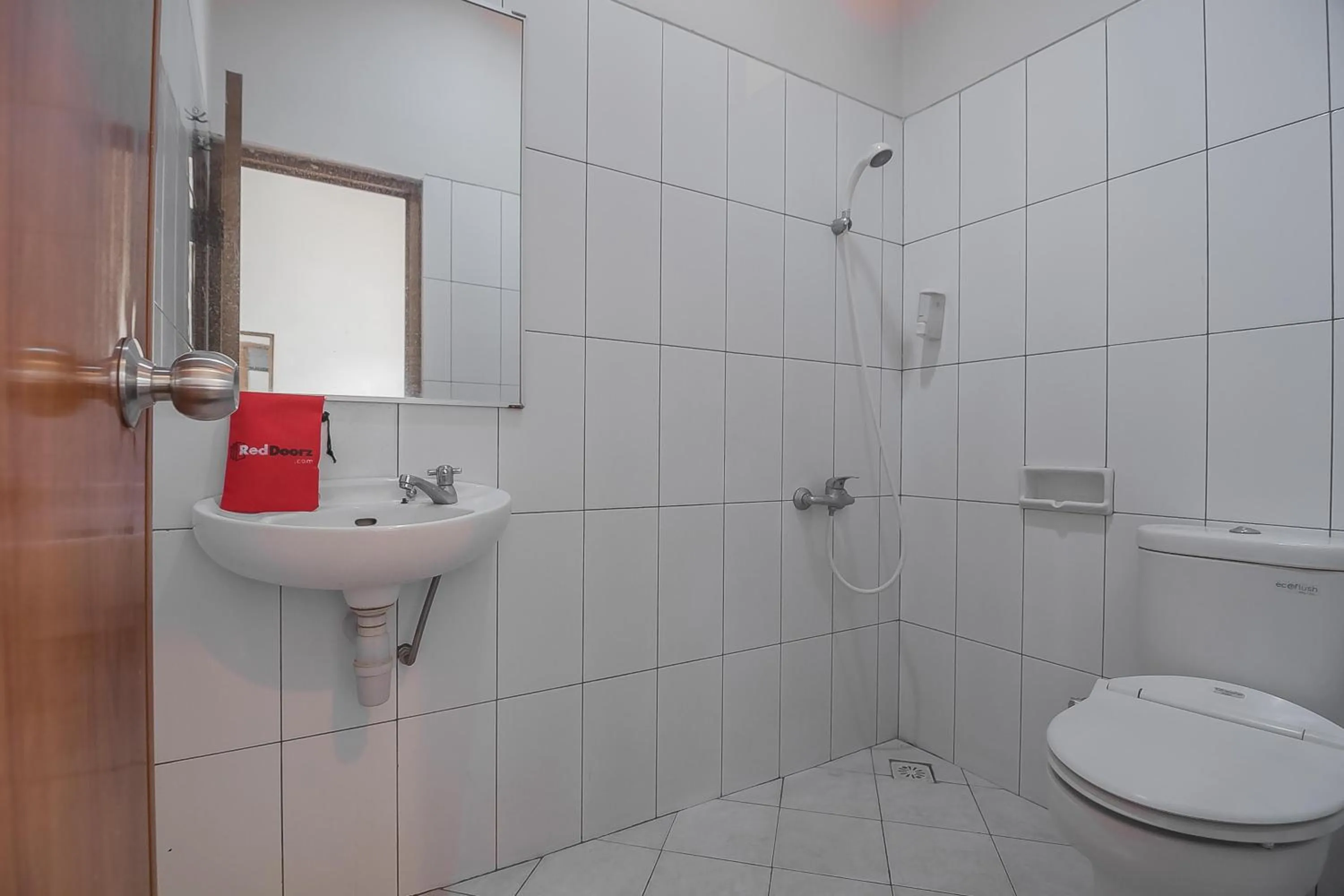 Bathroom in RedDoorz @ Maribaya Street 2