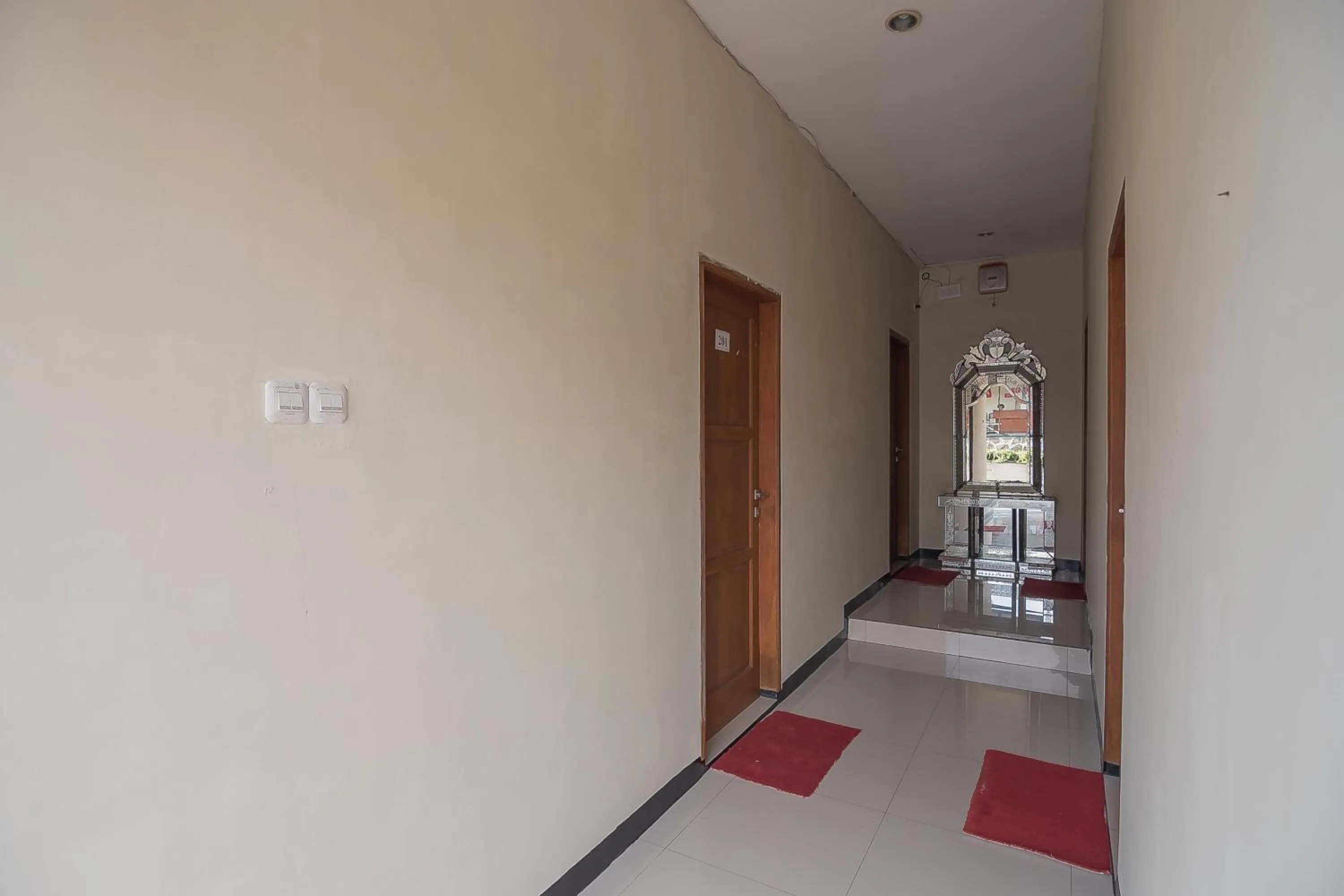 Facade/entrance, Bed in RedDoorz @ Maribaya Street 2