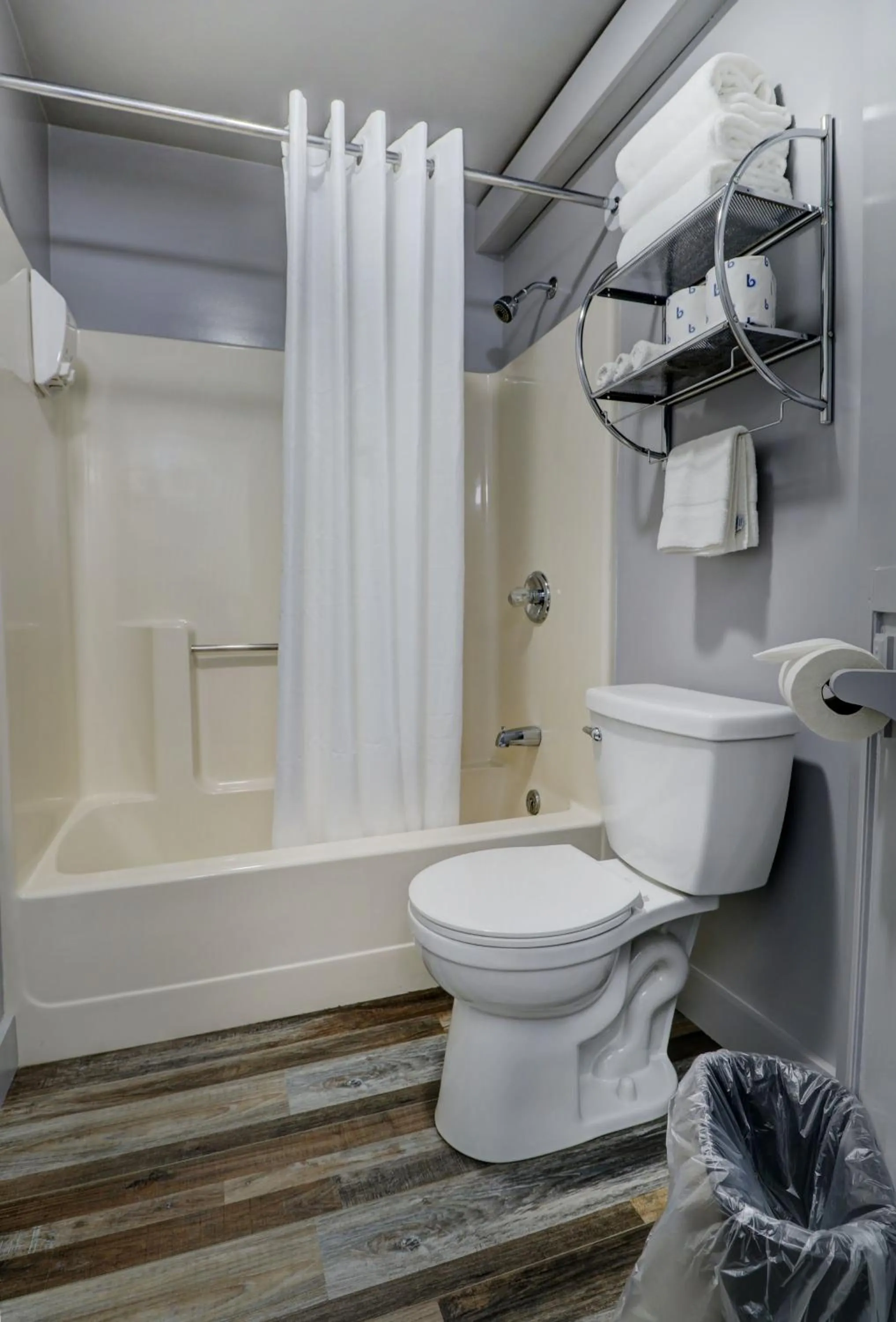 Bathroom in Canaan Motel