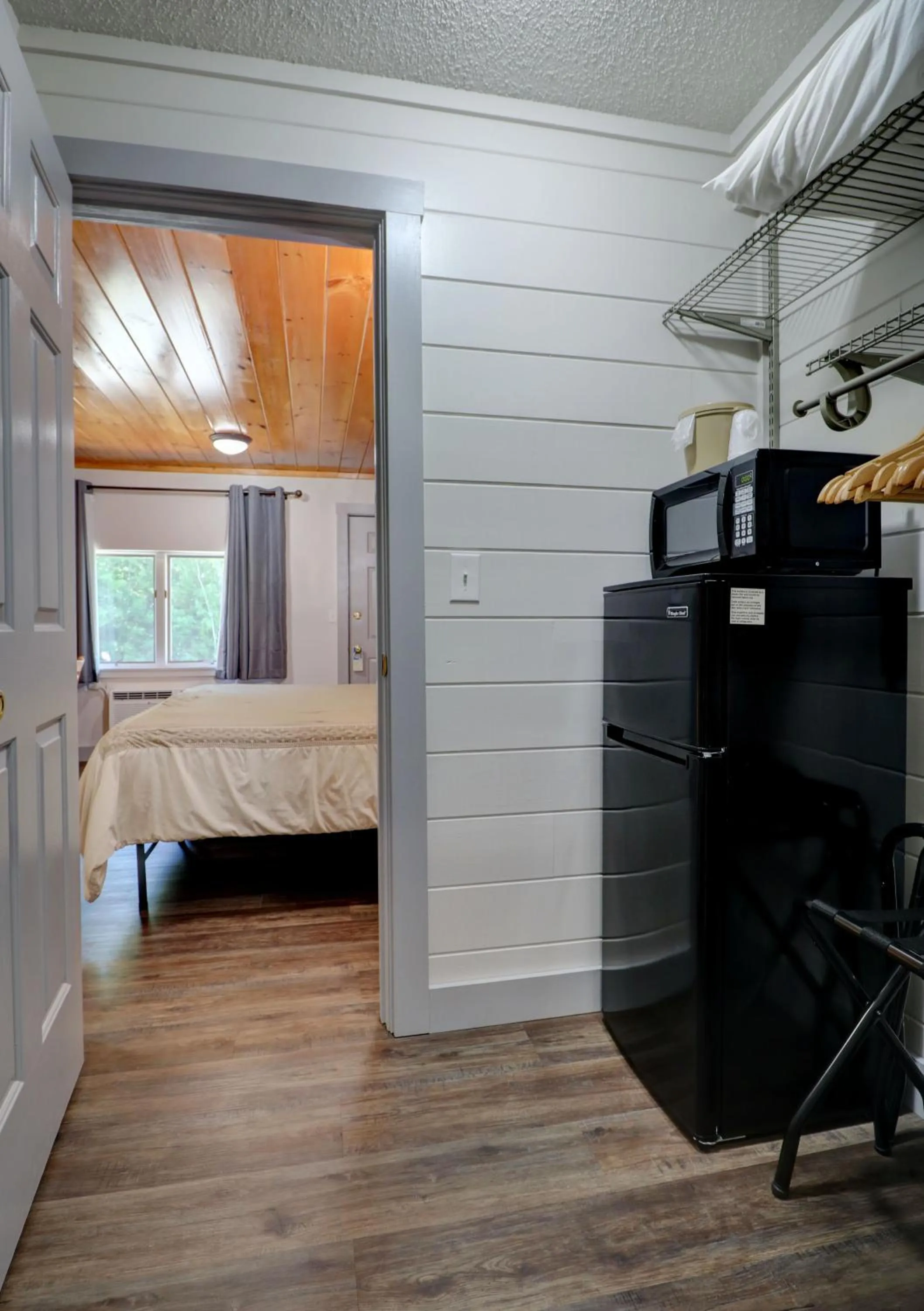 microwave, Bed in Canaan Motel