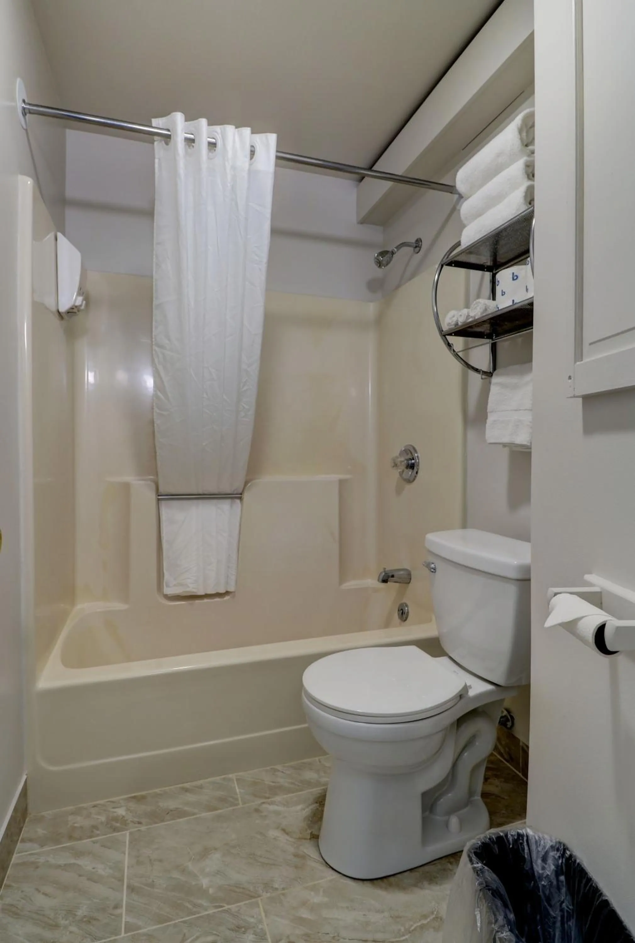 Bathroom in Canaan Motel