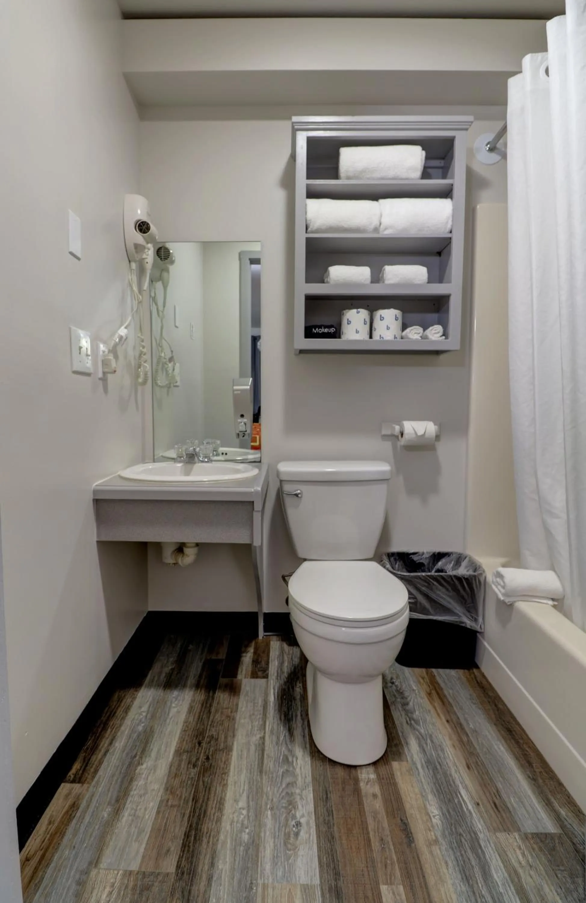 Bathroom in Canaan Motel