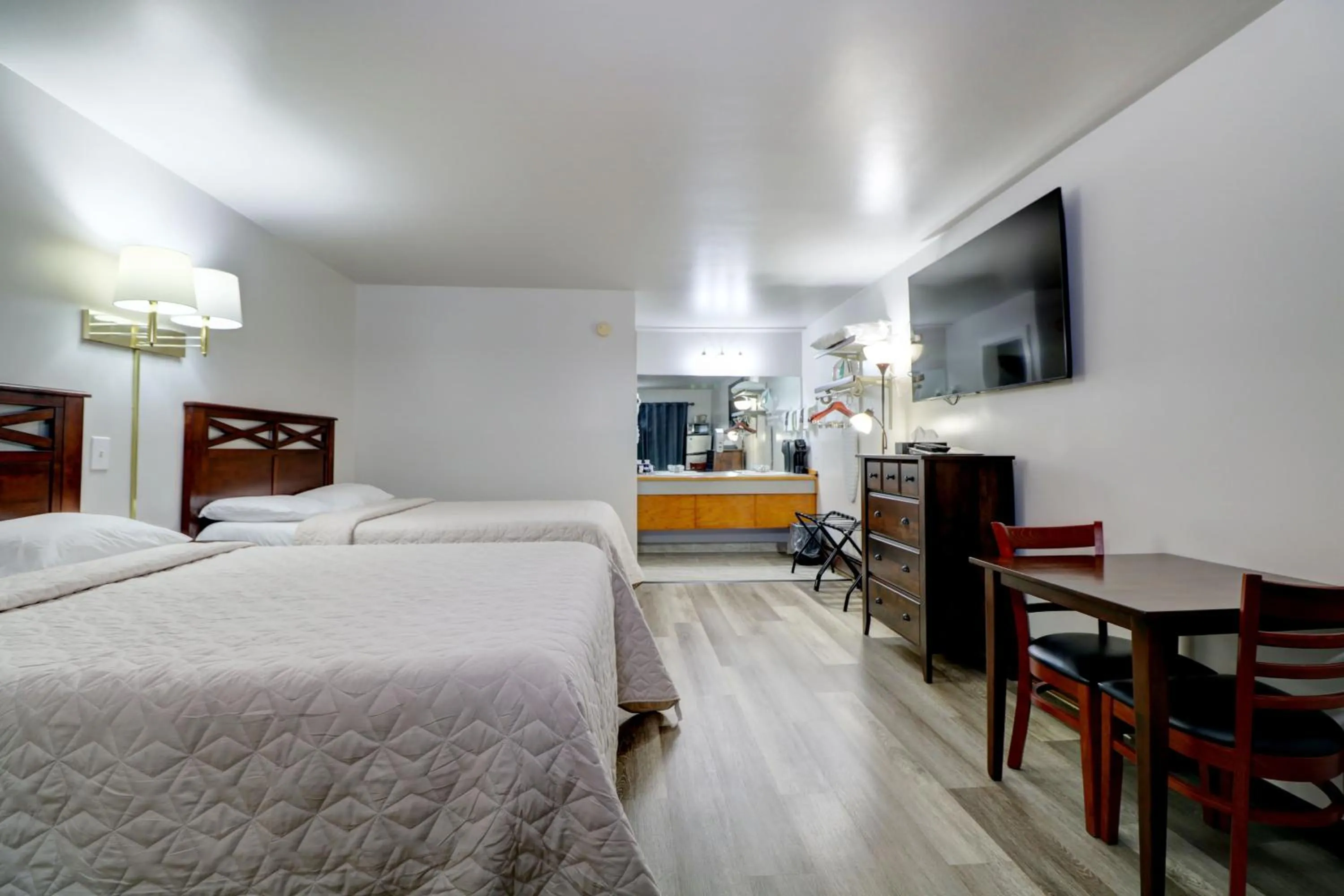 Bedroom, Bed in Canaan Motel