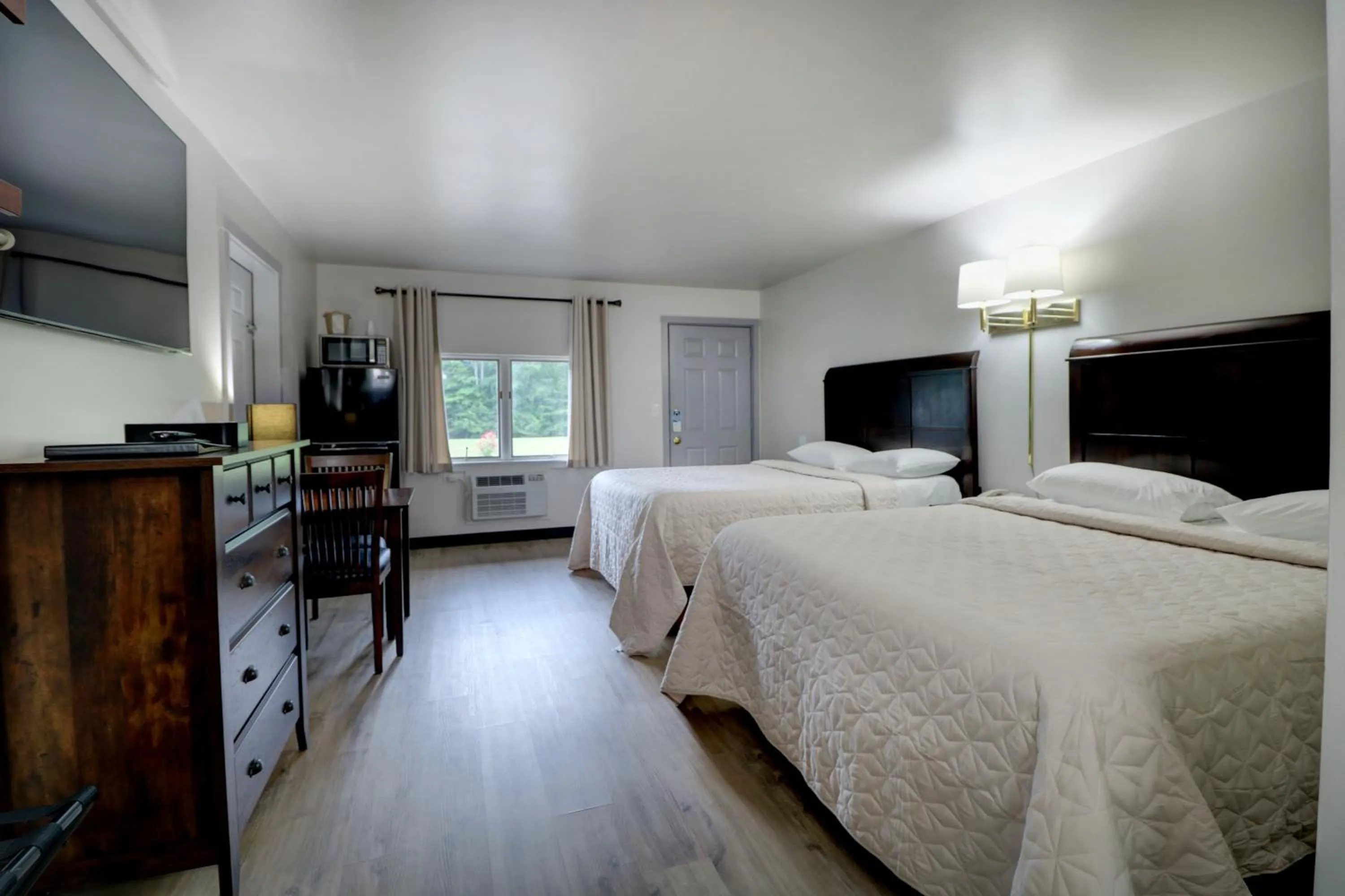 Bedroom, Bed in Canaan Motel