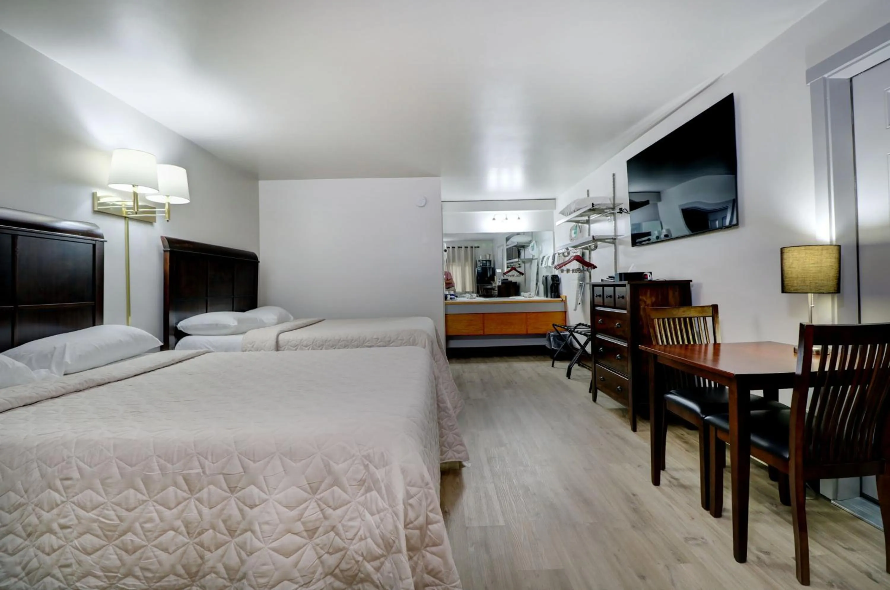 Bedroom, Bed in Canaan Motel