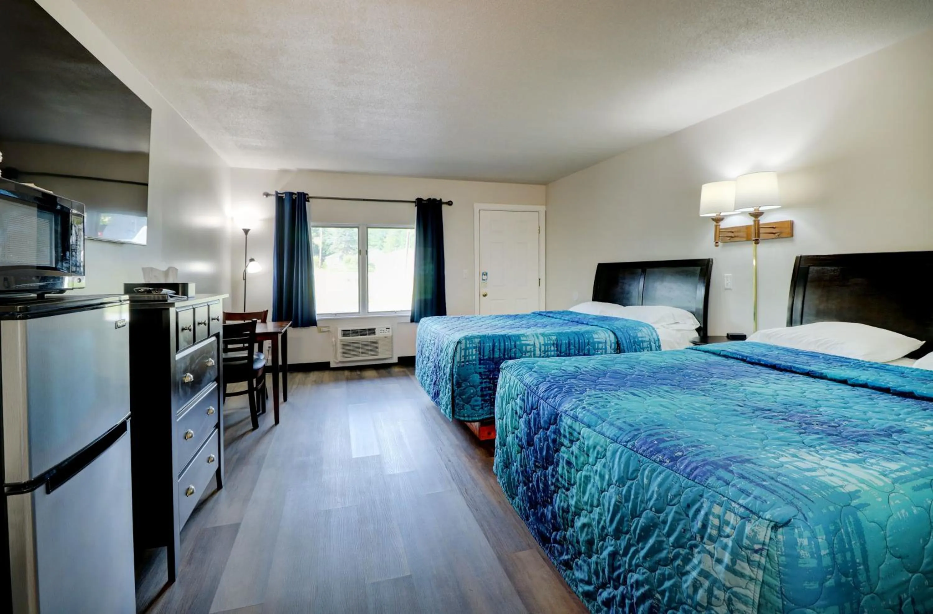 Bedroom, Bed in Canaan Motel