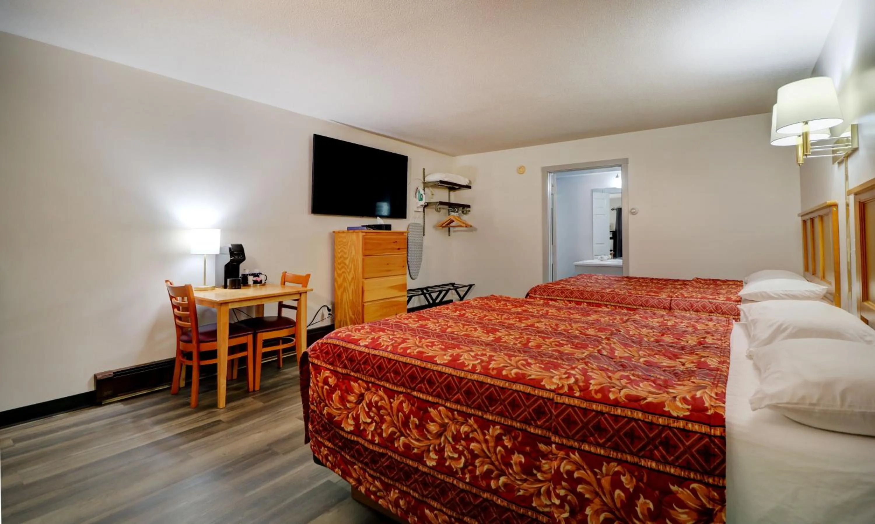 Bedroom, Bed in Canaan Motel