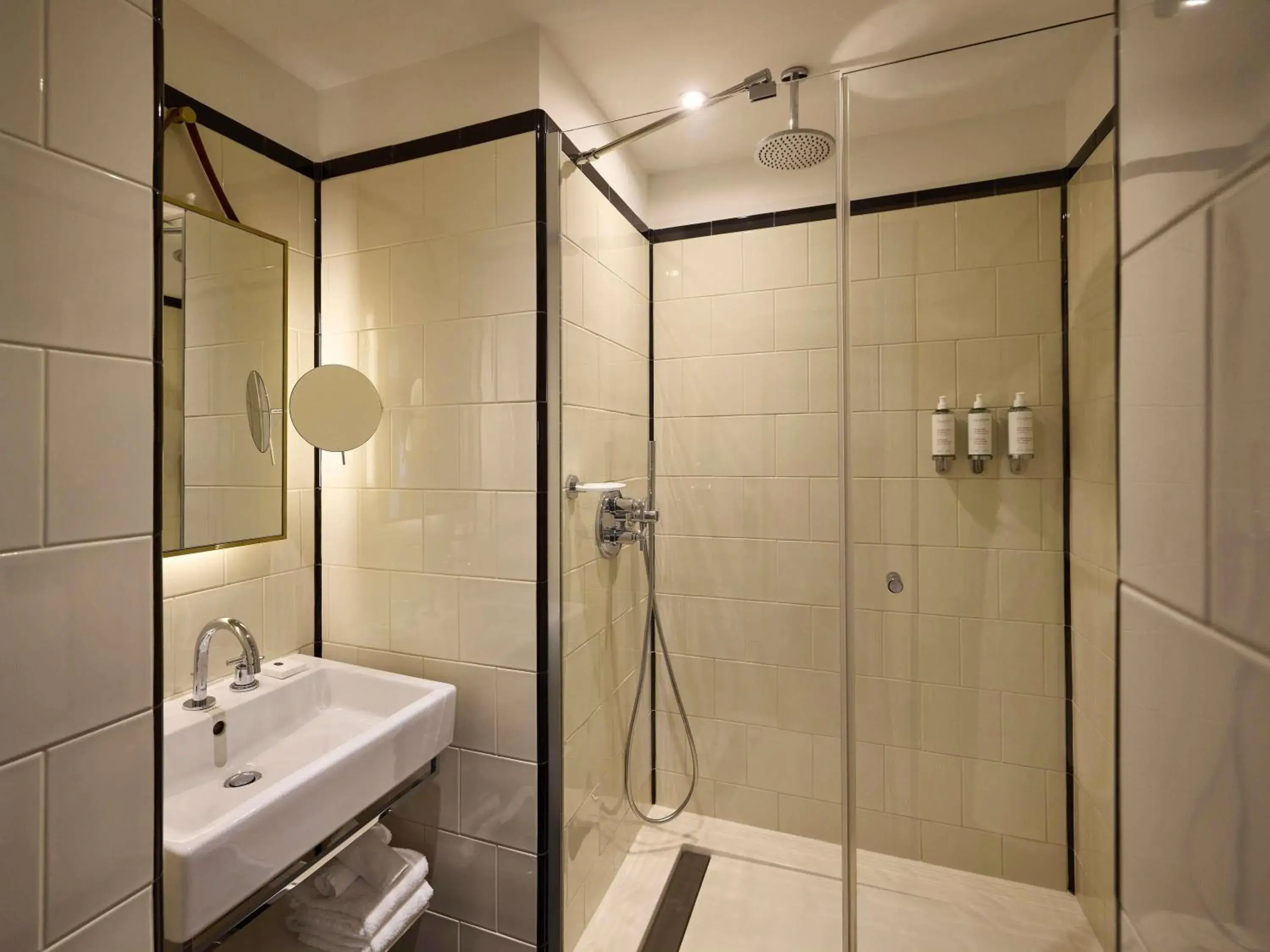 Superior Room Queen Bed in l'Echiquier Opéra Hotel Paris - MGallery Collection Superior Room Queen Bed in l'Echiquier Opéra Hotel Paris - MGallery Collection