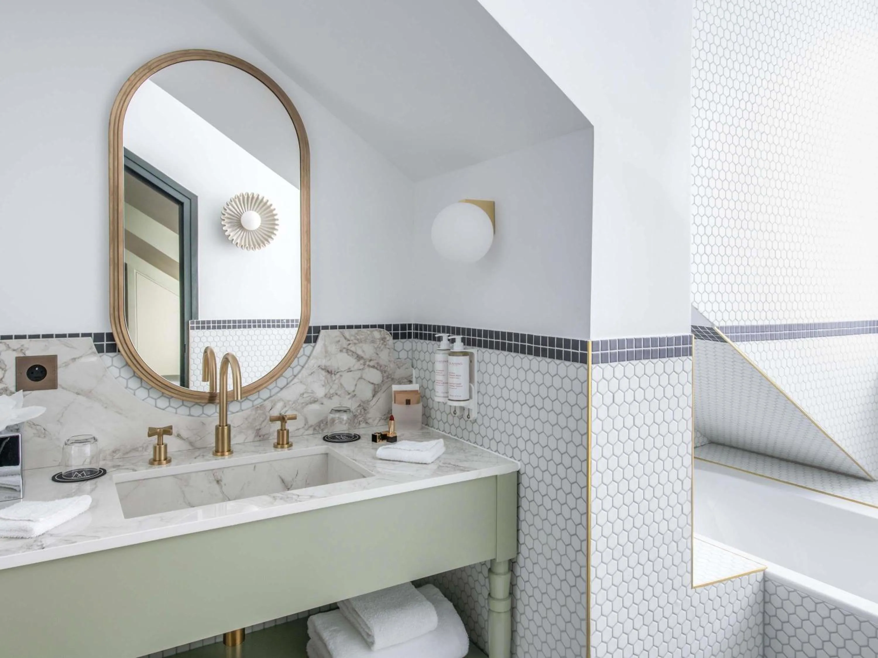 Bedroom in l'Echiquier Opéra Hotel Paris - MGallery Collection