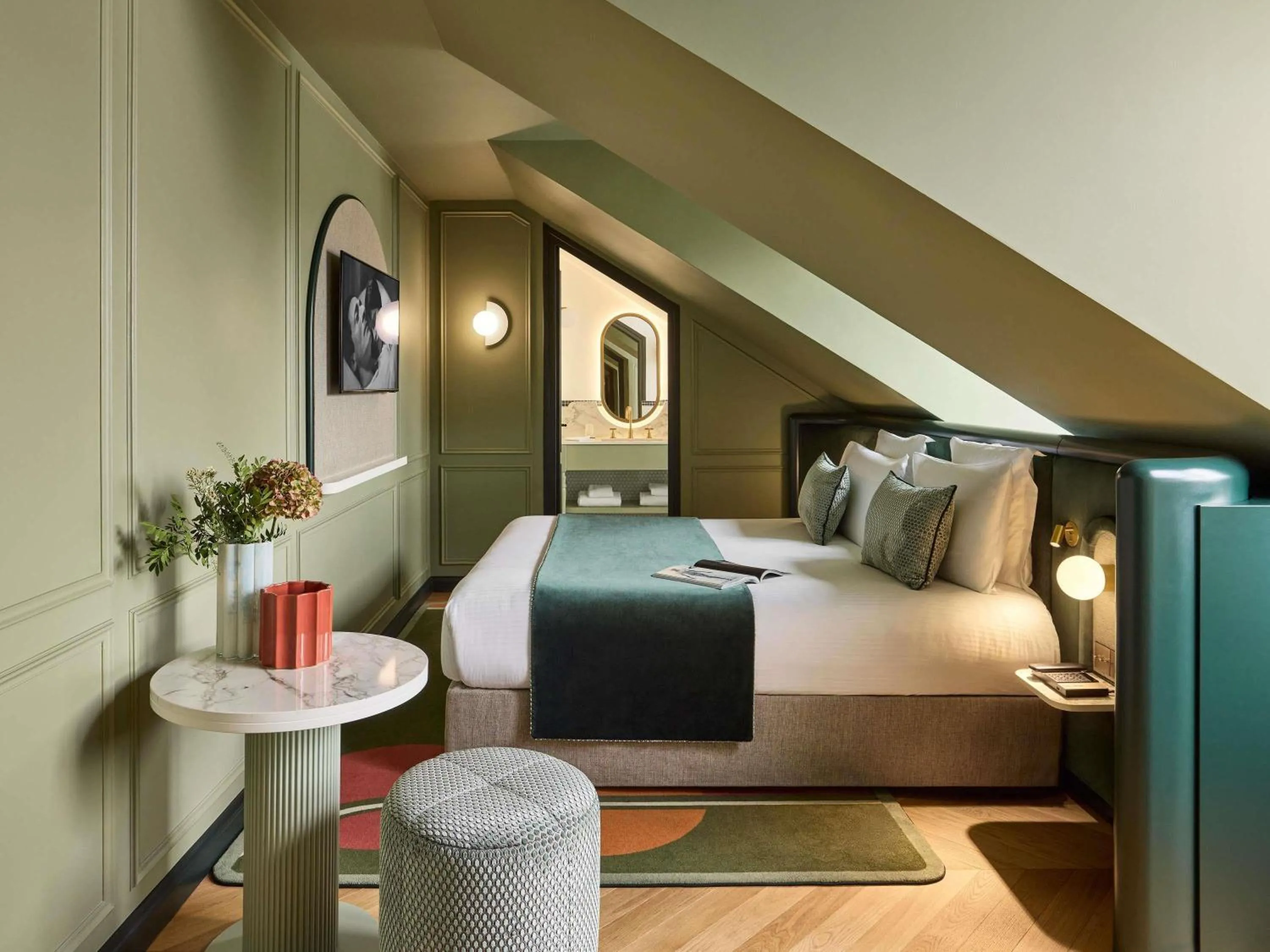 Property building, Bed in l'Echiquier Opéra Hotel Paris - MGallery Collection