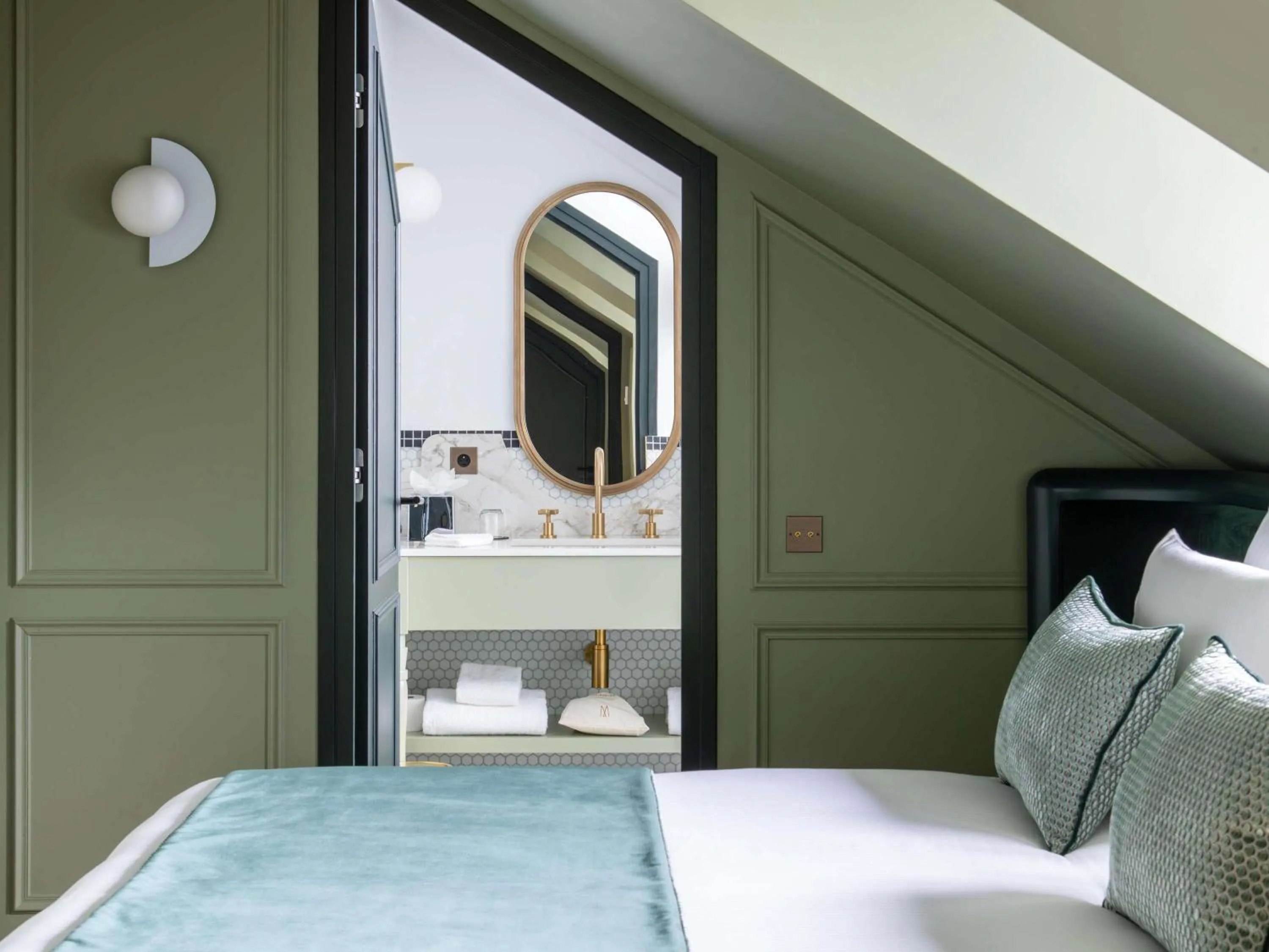 Bedroom, Bed in l'Echiquier Opéra Hotel Paris - MGallery Collection