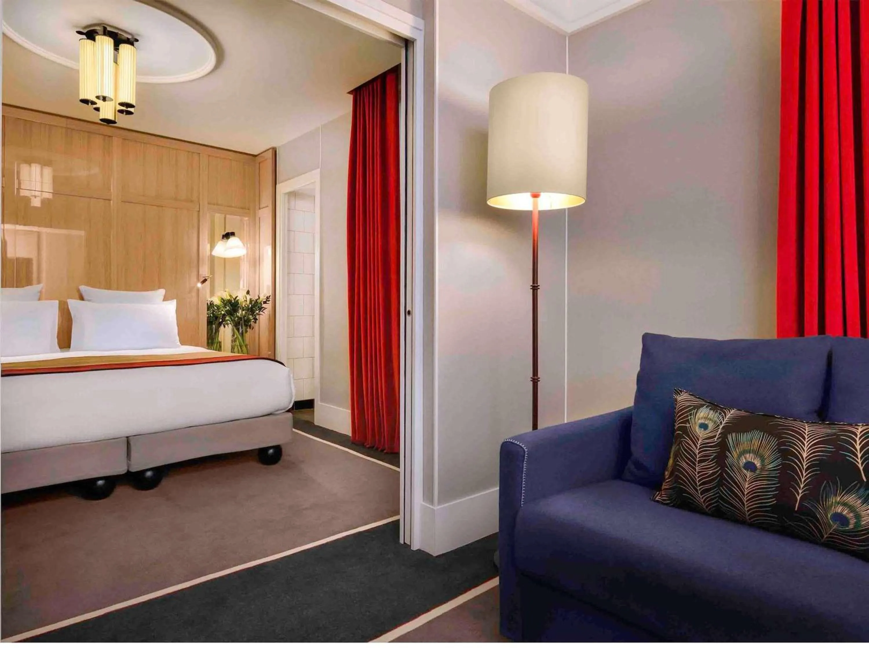 Bedroom, Bed in l'Echiquier Opéra Hotel Paris - MGallery Collection