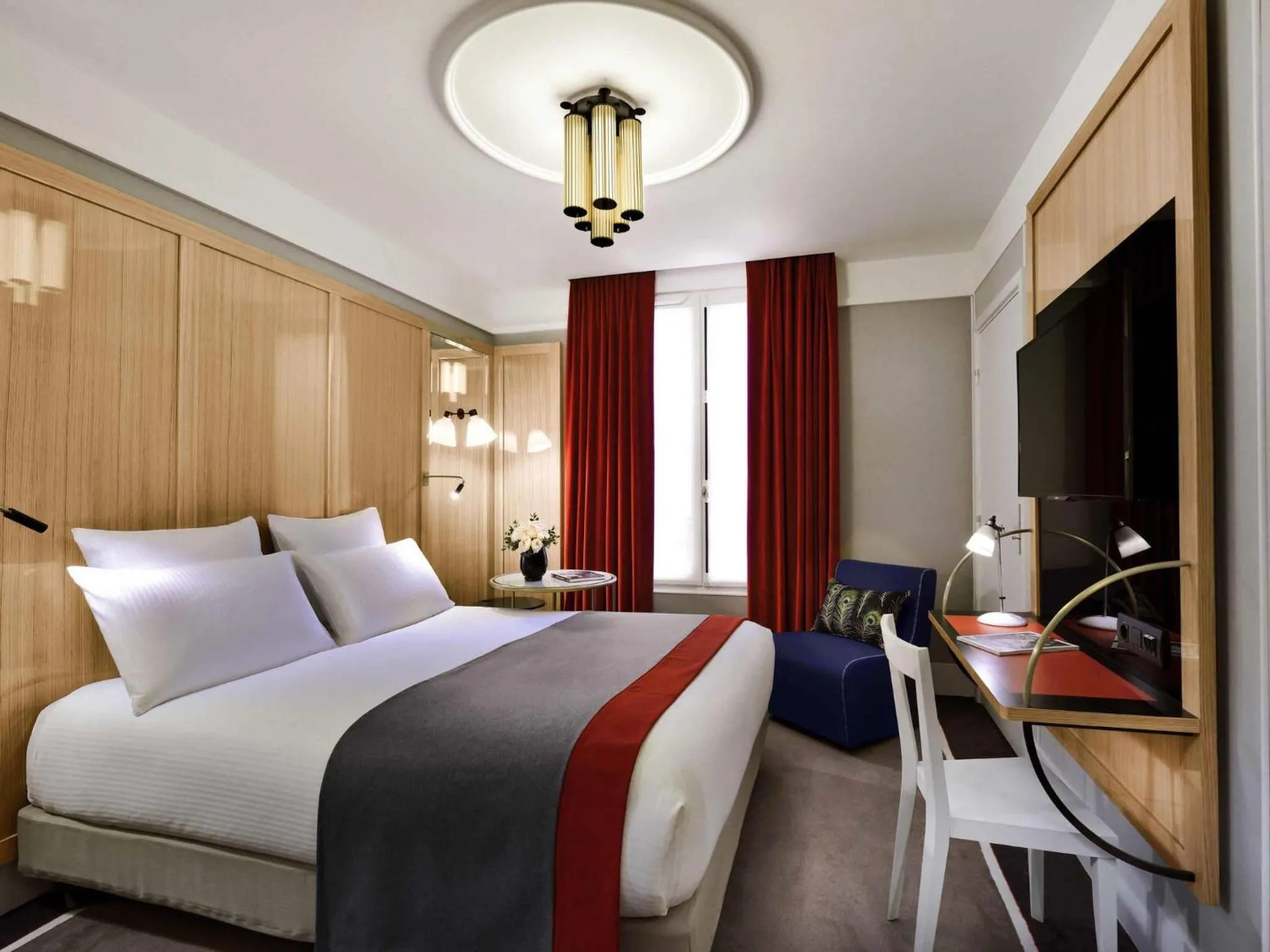 Bedroom, Bed in l'Echiquier Opéra Hotel Paris - MGallery Collection