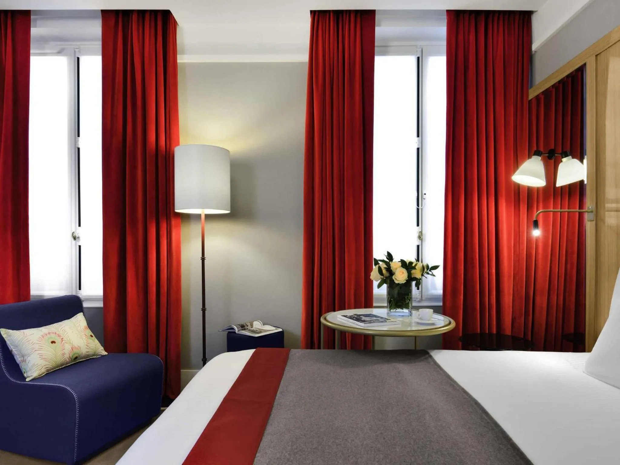 Photo of the whole room, Bed in l'Echiquier Opéra Hotel Paris - MGallery Collection