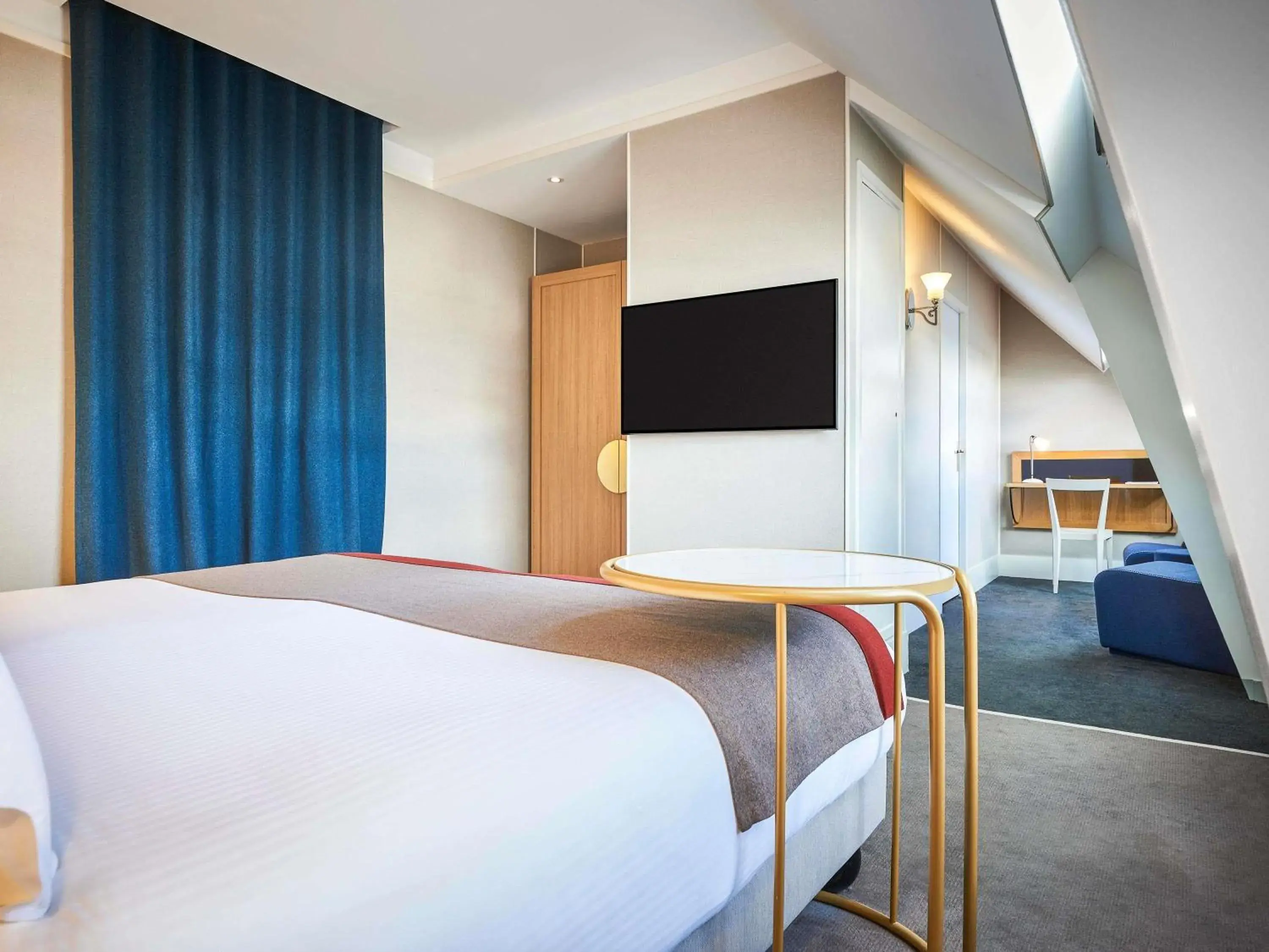 Deluxe Room with One King Bed in l'Echiquier Opéra Hotel Paris - MGallery Collection Deluxe Room with One King Bed in l'Echiquier Opéra Hotel Paris - MGallery Collection