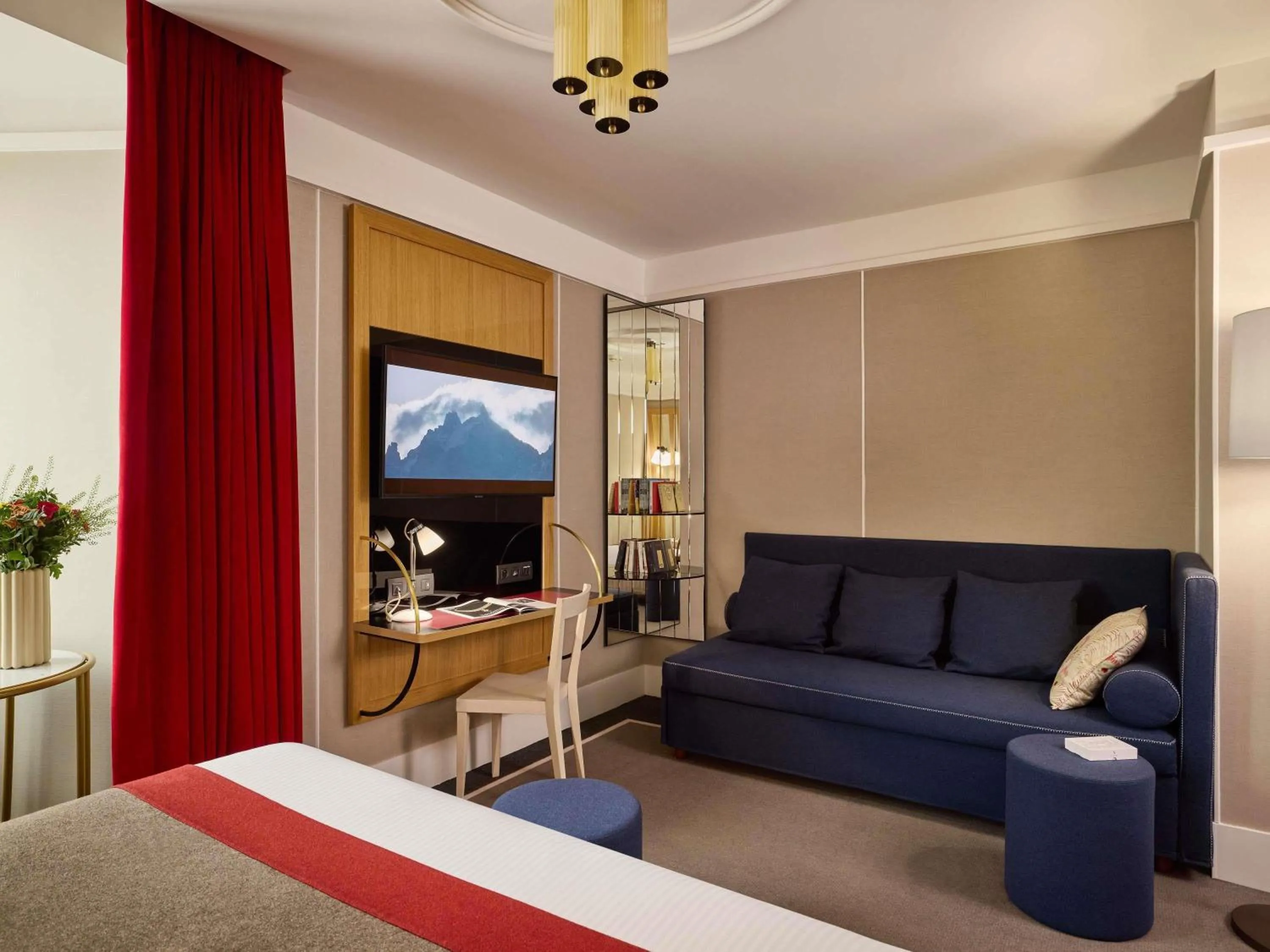 Bedroom, Bed in l'Echiquier Opéra Hotel Paris - MGallery Collection