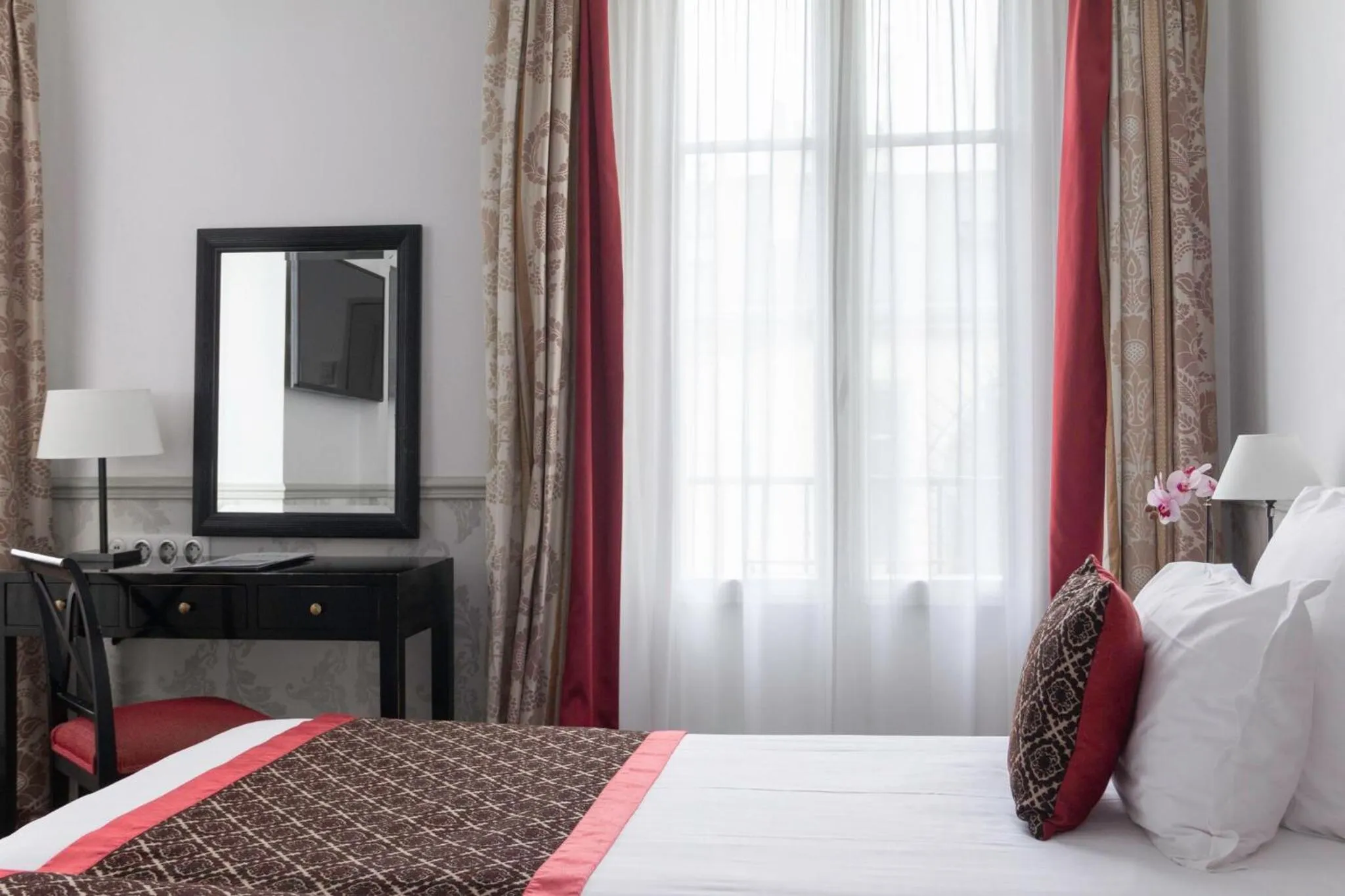 Photo of the whole room, Bed in Bradford Elysées - Astotel