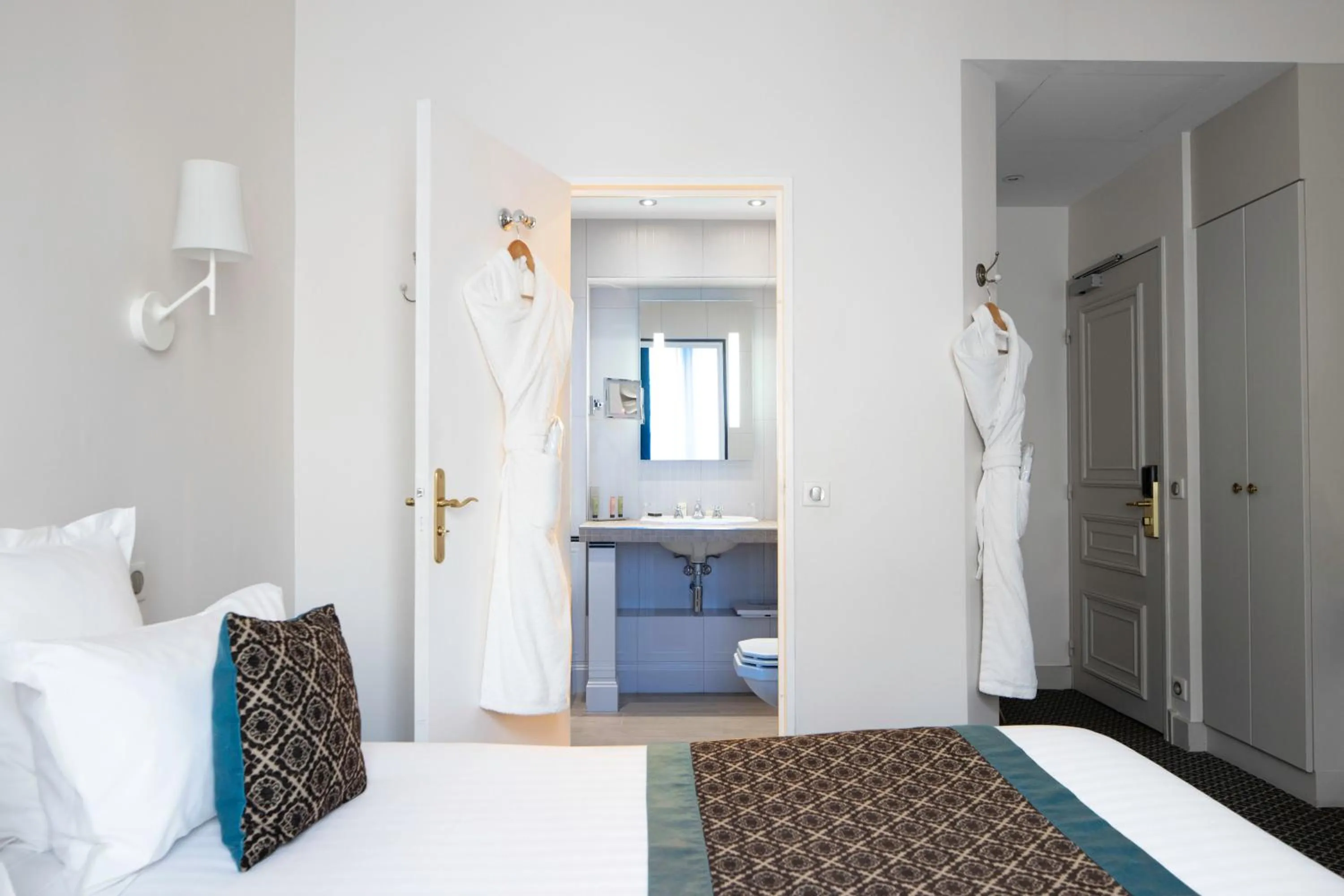 Photo of the whole room, Bed in Bradford Elysées - Astotel